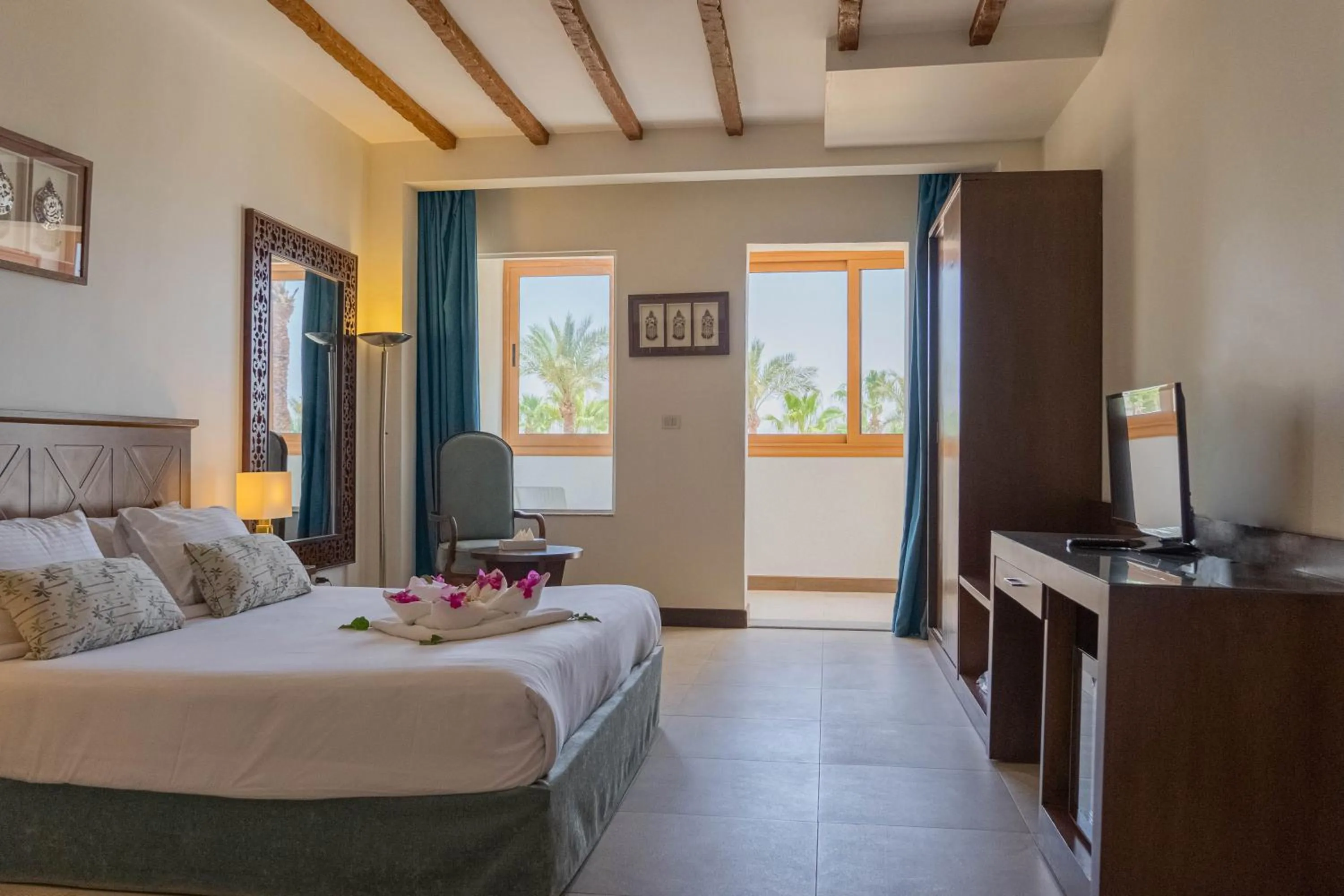 Bedroom, Bed in Club Reef Resort & Spa