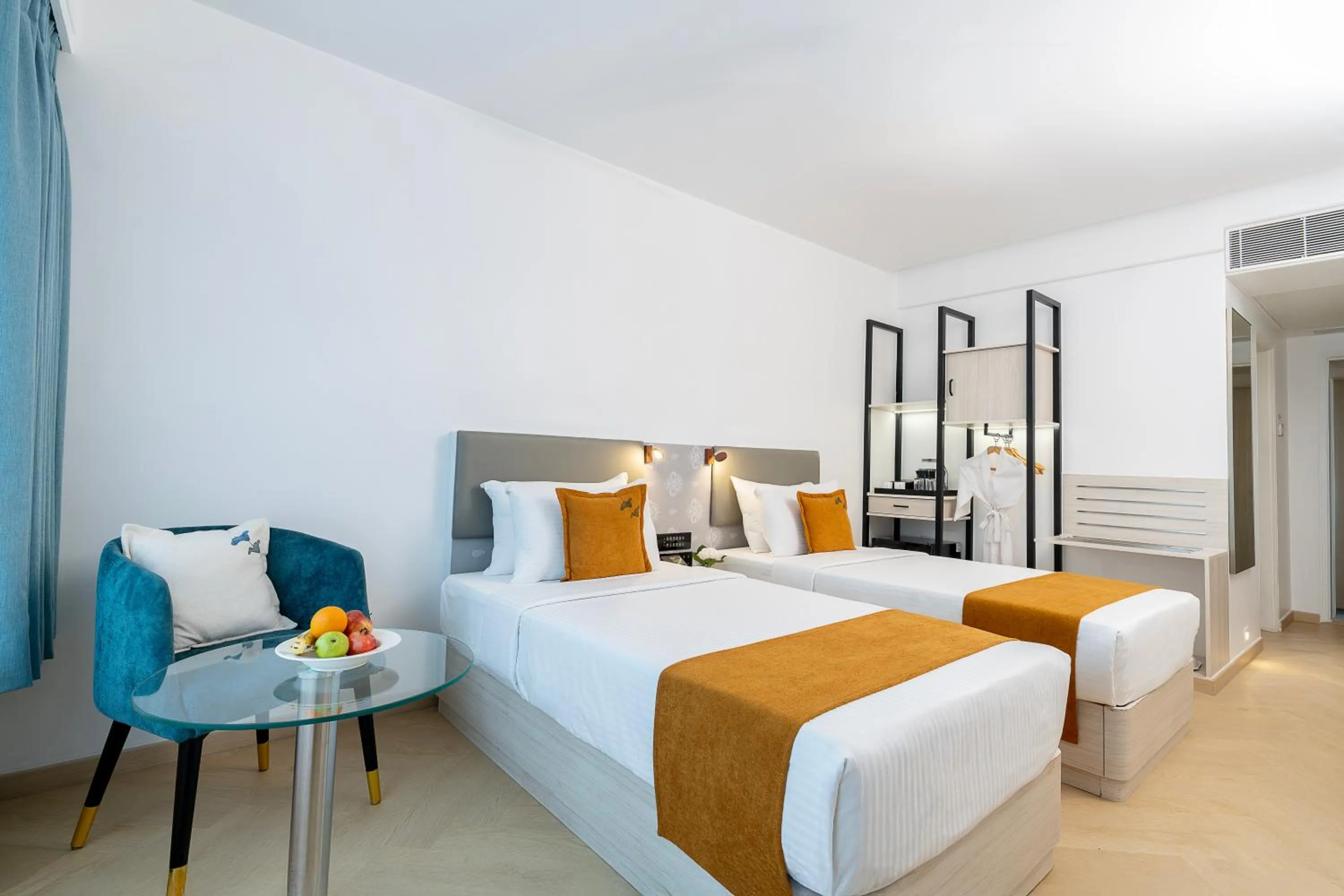 Bedroom, Bed in Hotel Kohinoor Continental, Airport - Newly Renovated