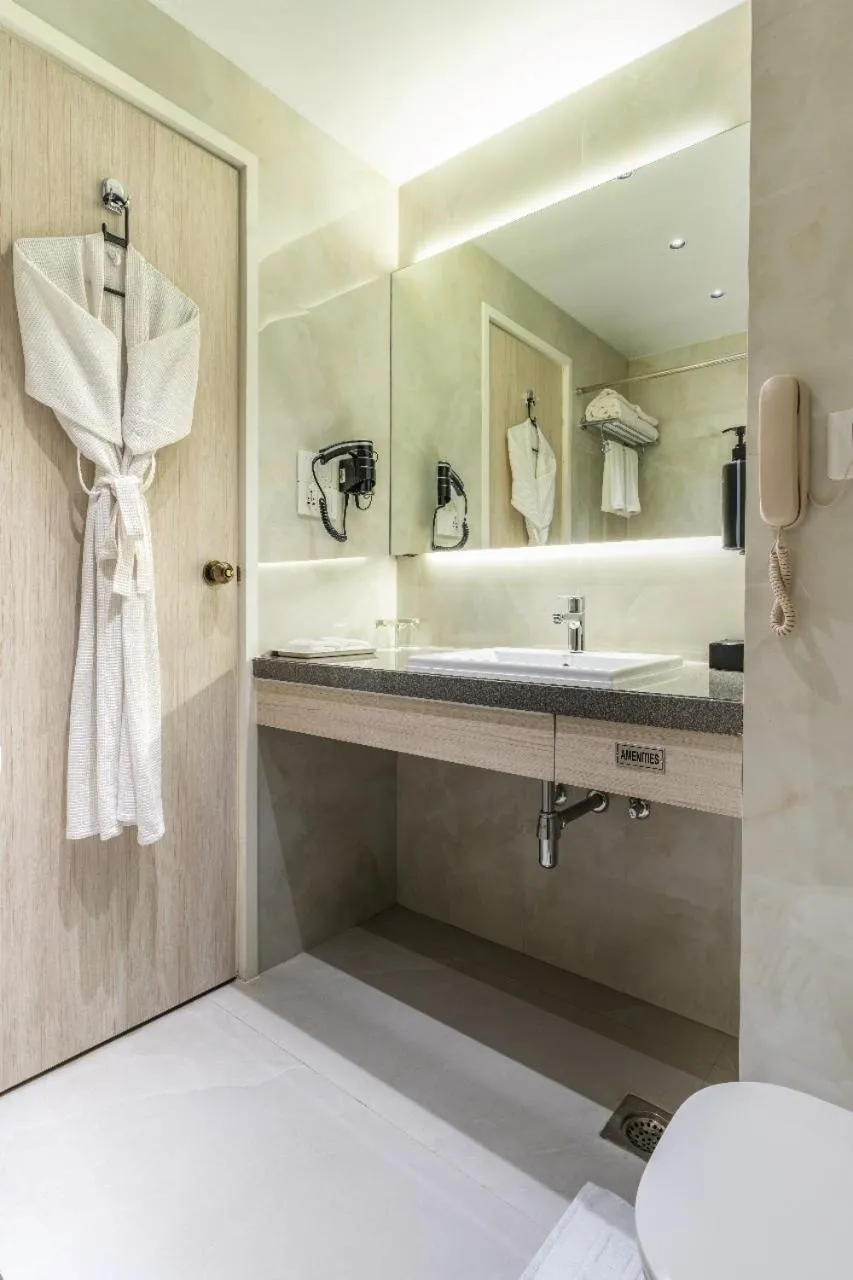 Toilet, Bed in Hotel Kohinoor Continental, Airport - Newly Renovated