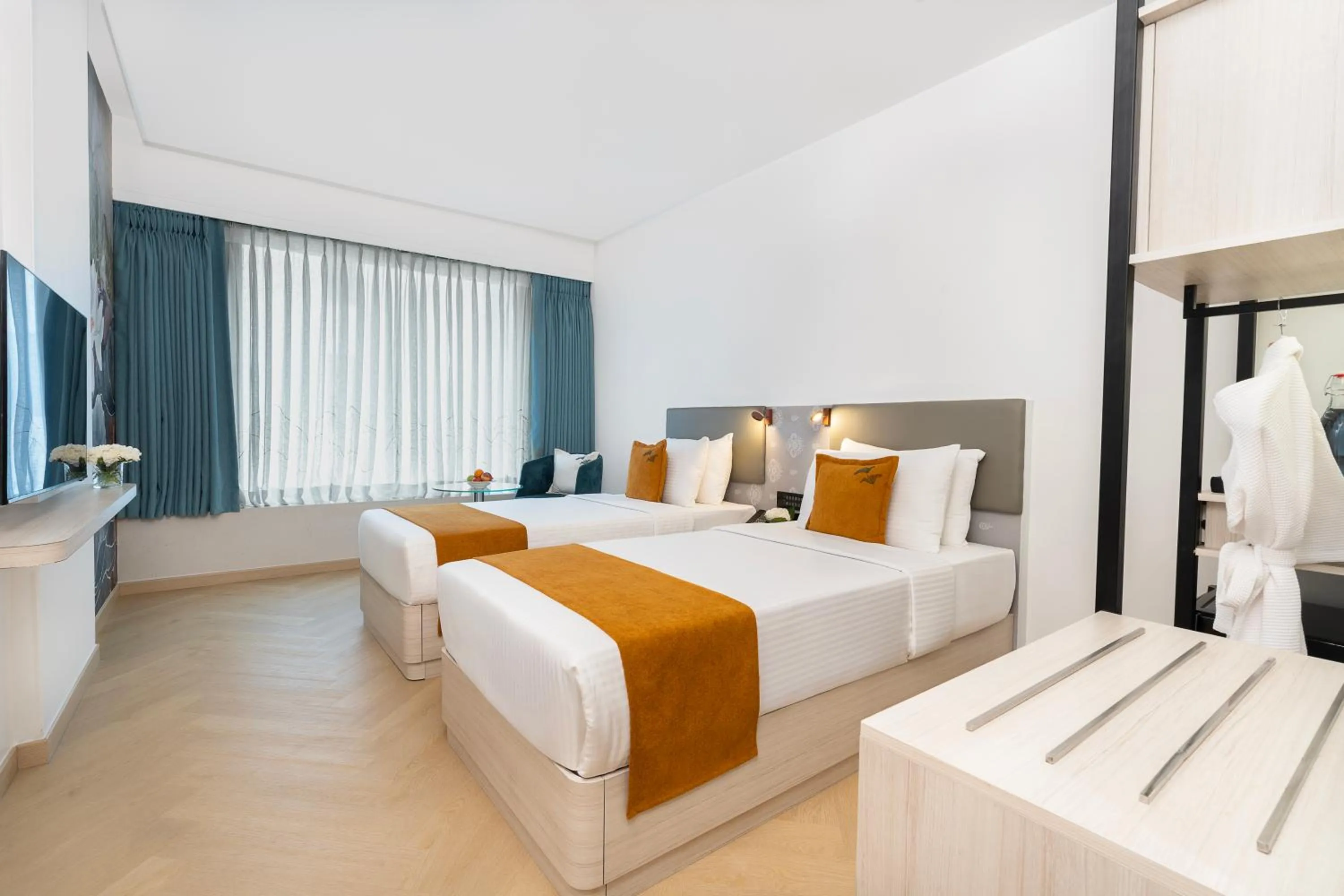 Bed in Hotel Kohinoor Continental, Airport - Newly Renovated