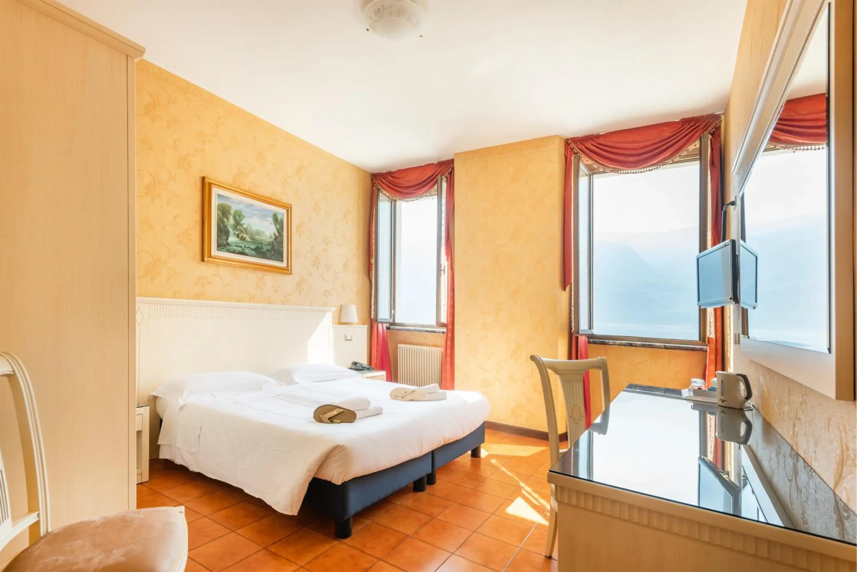 Double Room with Lake View in Hotel Le Palme Double Room with Lake View in Hotel Le Palme