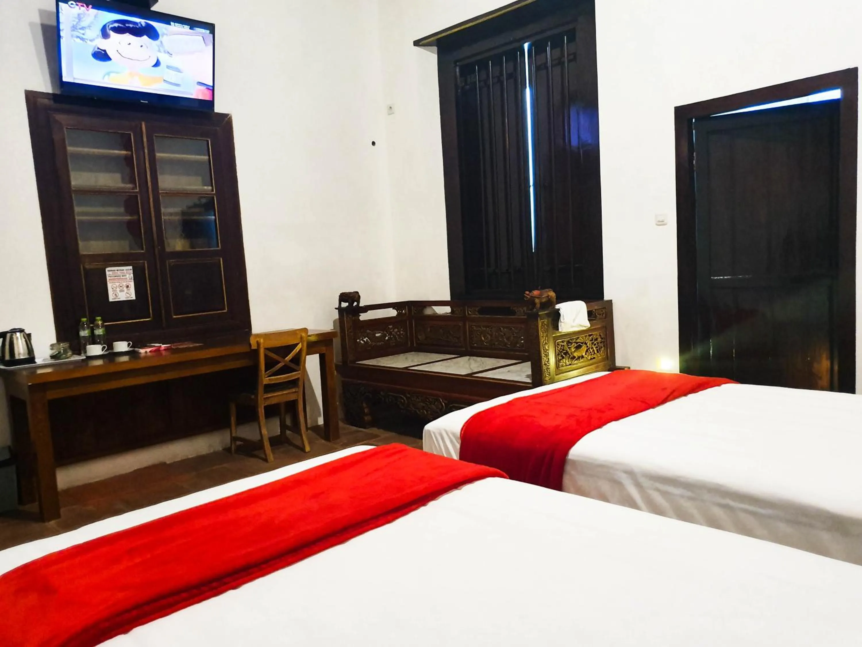 Bed in Tiongkok Kecil Heritage Lasem