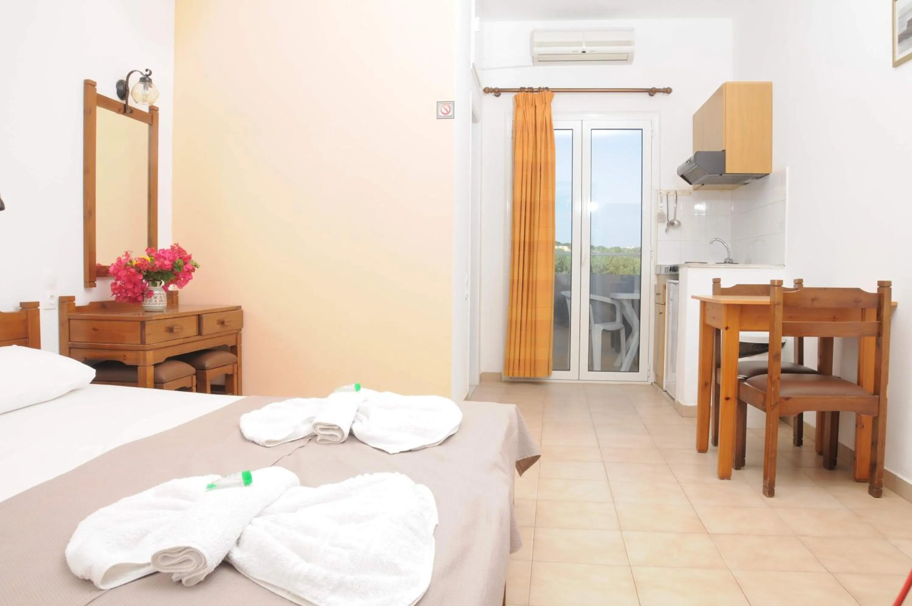 Kitchen or kitchenette, Bed in Mastorakis Hotel and Studios