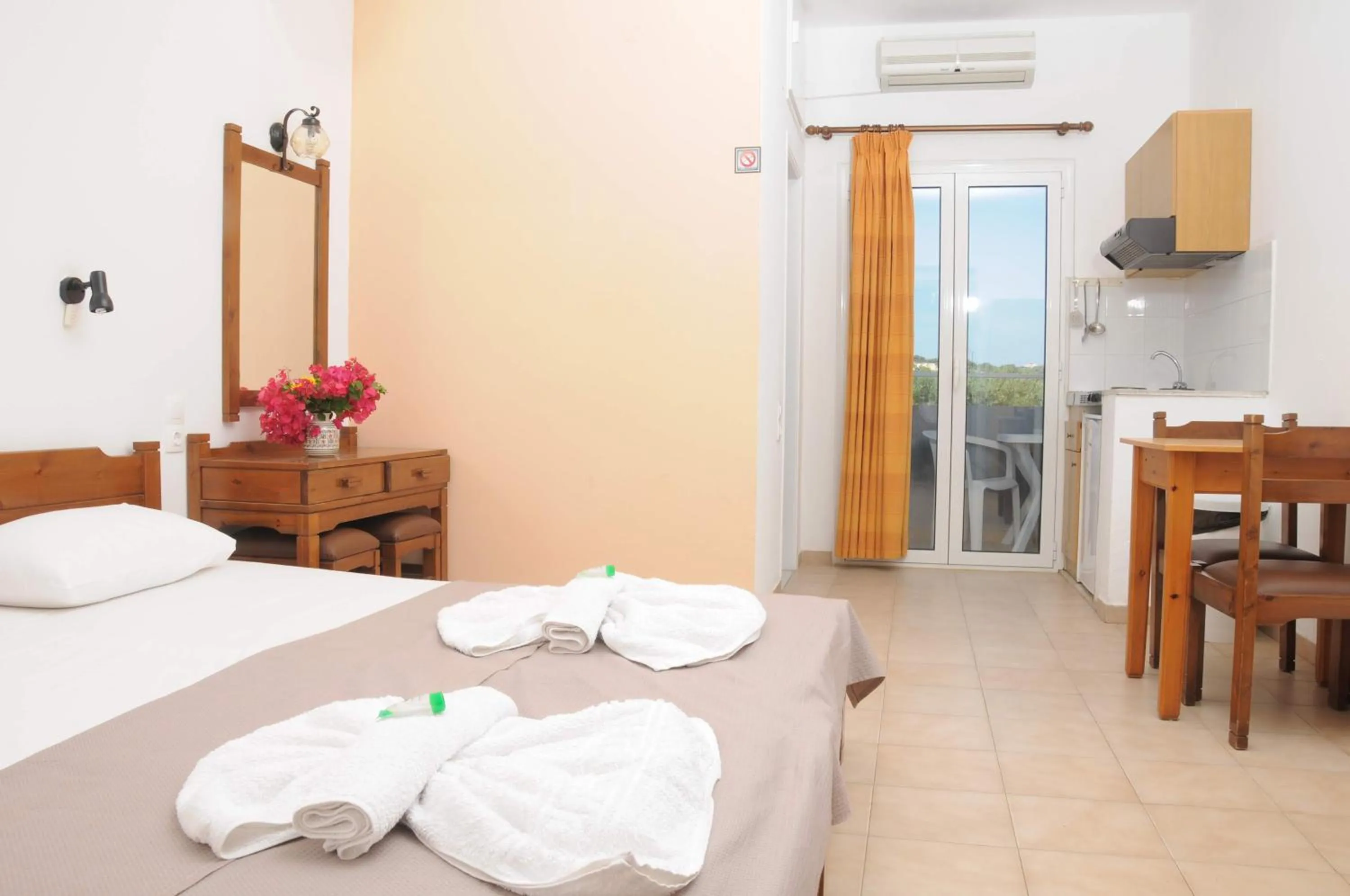 Kitchen or kitchenette, Bed in Mastorakis Hotel and Studios
