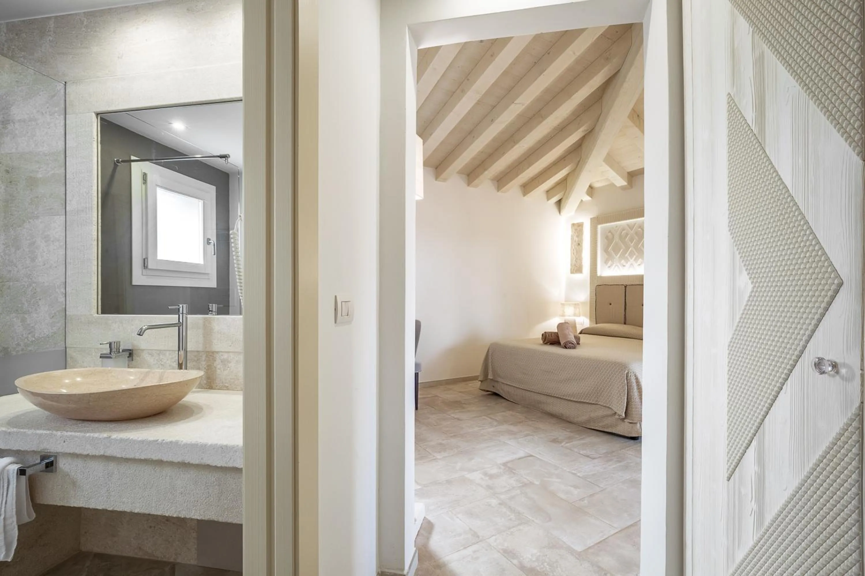 Bathroom, Bed in Corte Bianca - Adults Only & SPA - Bovis Hotels