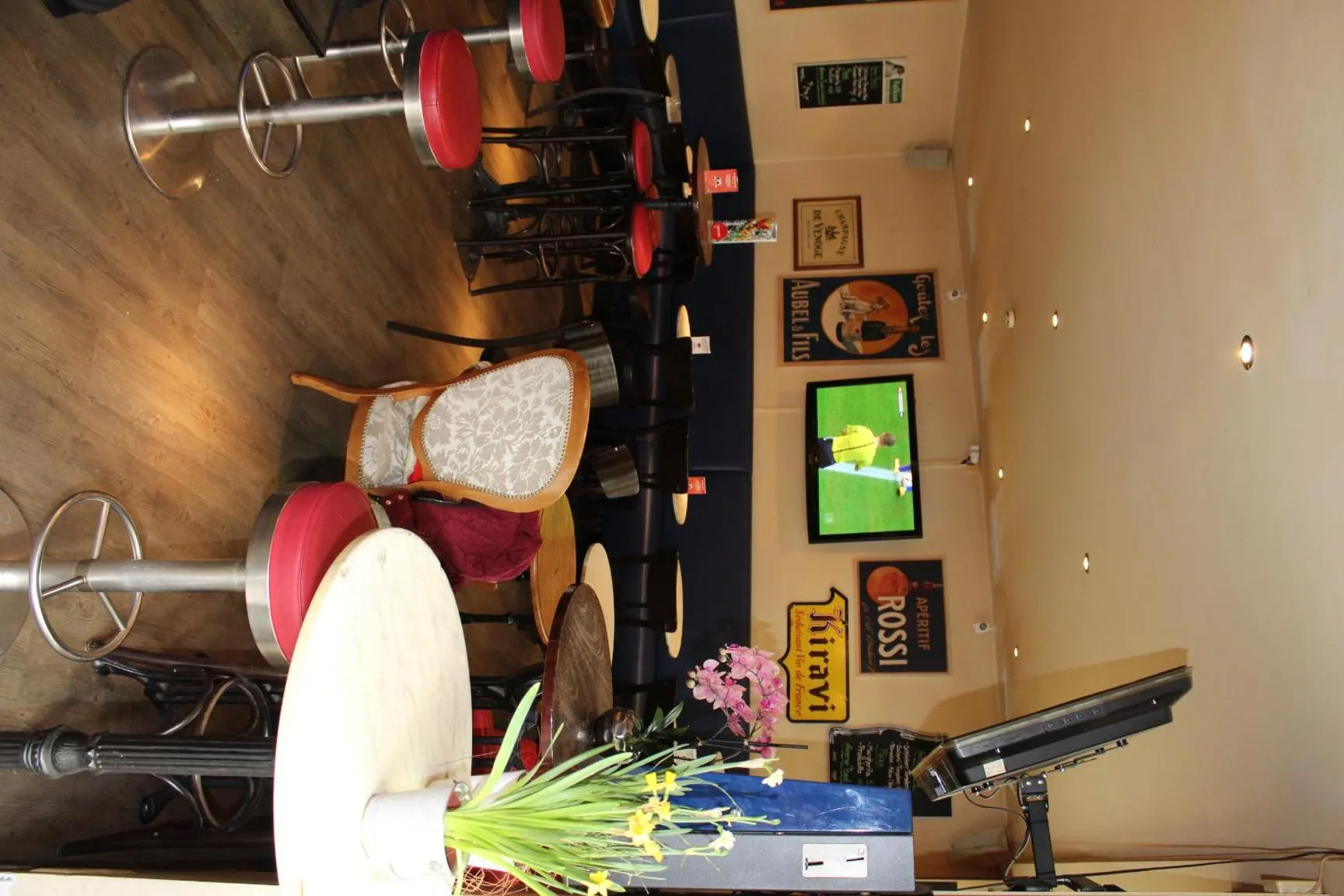 Communal lounge/ TV room in Hotel & Backpackers Zak Schaffhausen