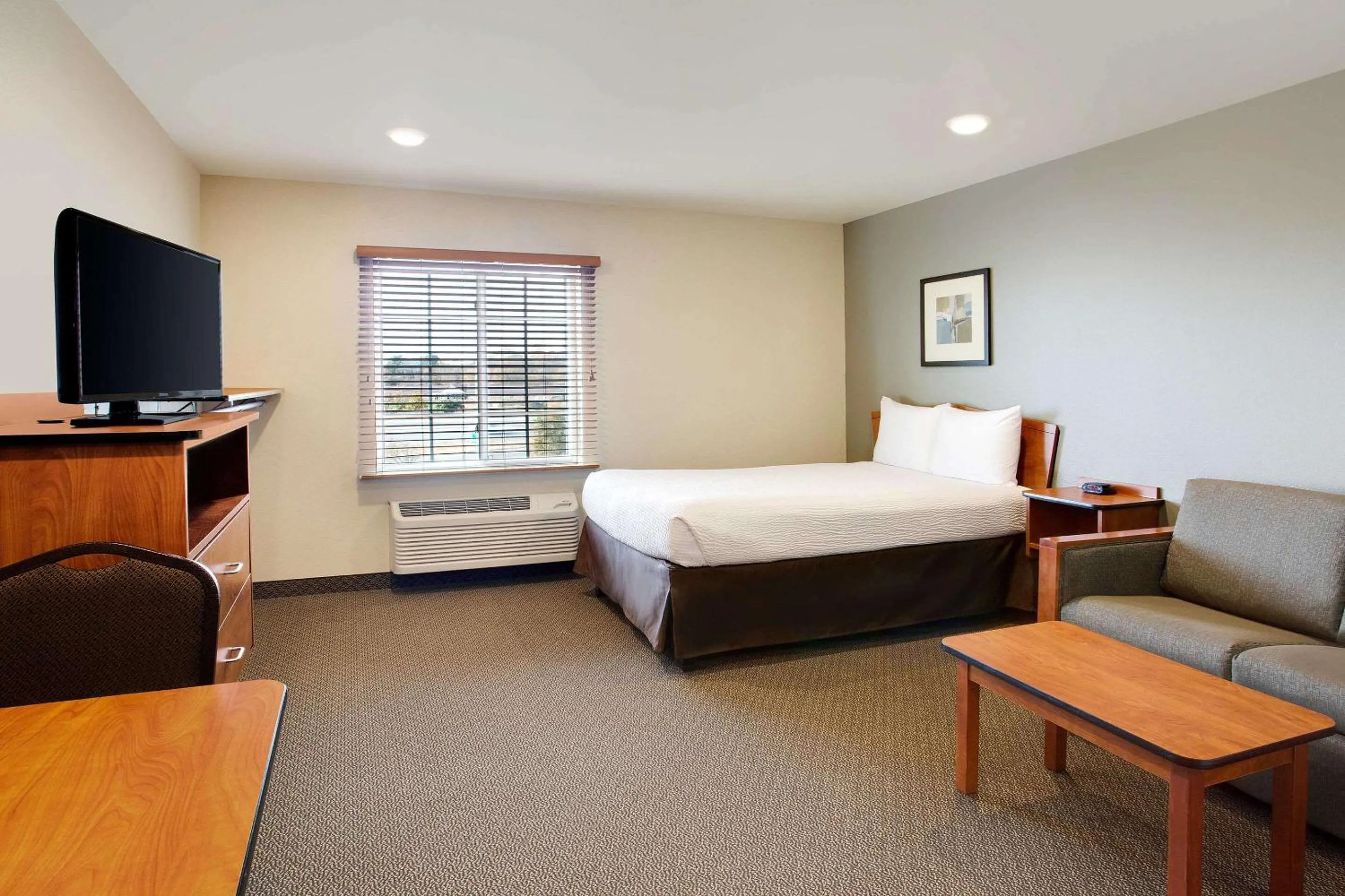Photo of the whole room, Bed in WoodSpring Suites Chesapeake-Norfolk Greenbrier