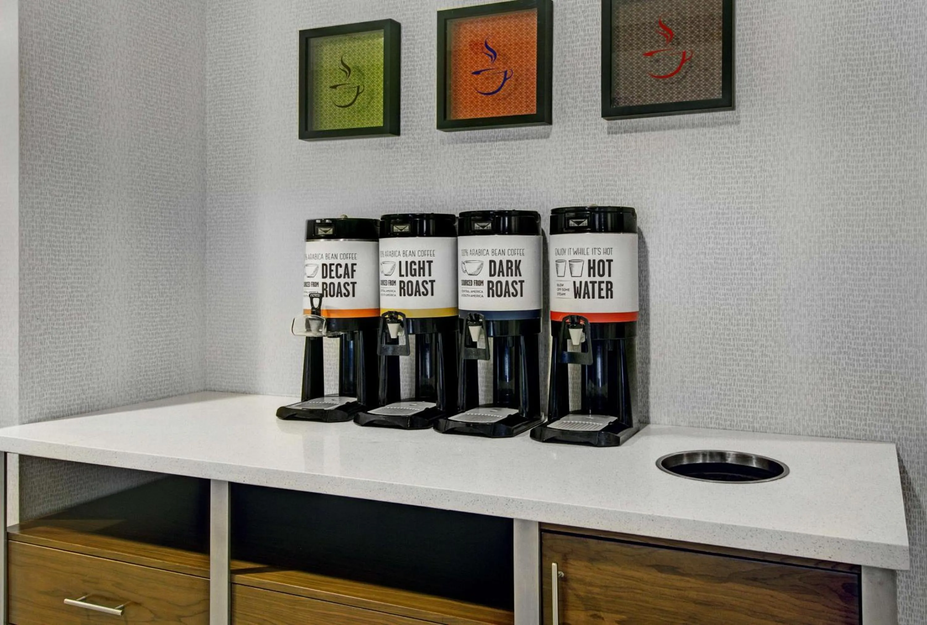 Breakfast in Hampton Inn & Suites by Hilton Syracuse Dewitt