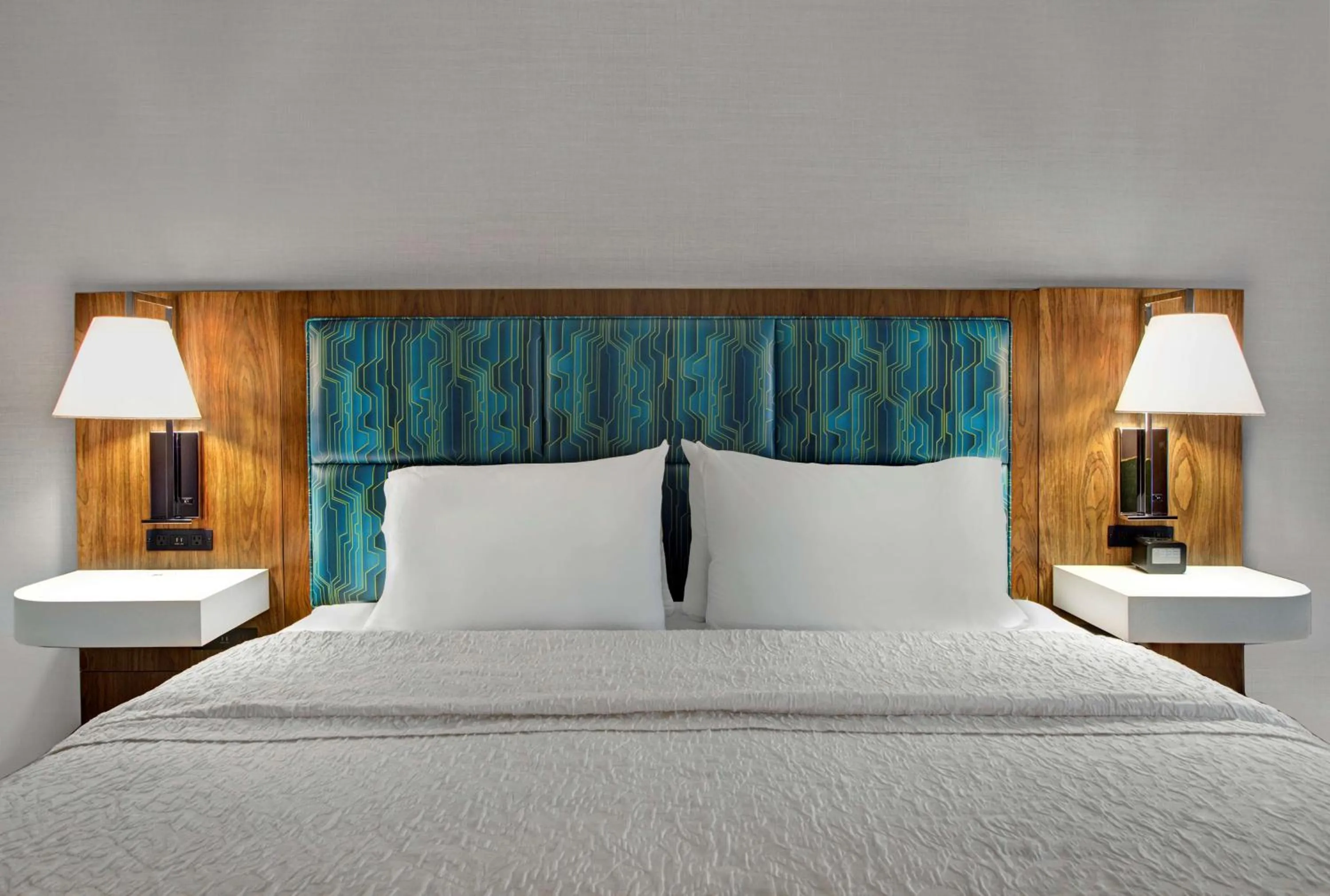 Bed in Hampton Inn & Suites by Hilton Syracuse Dewitt