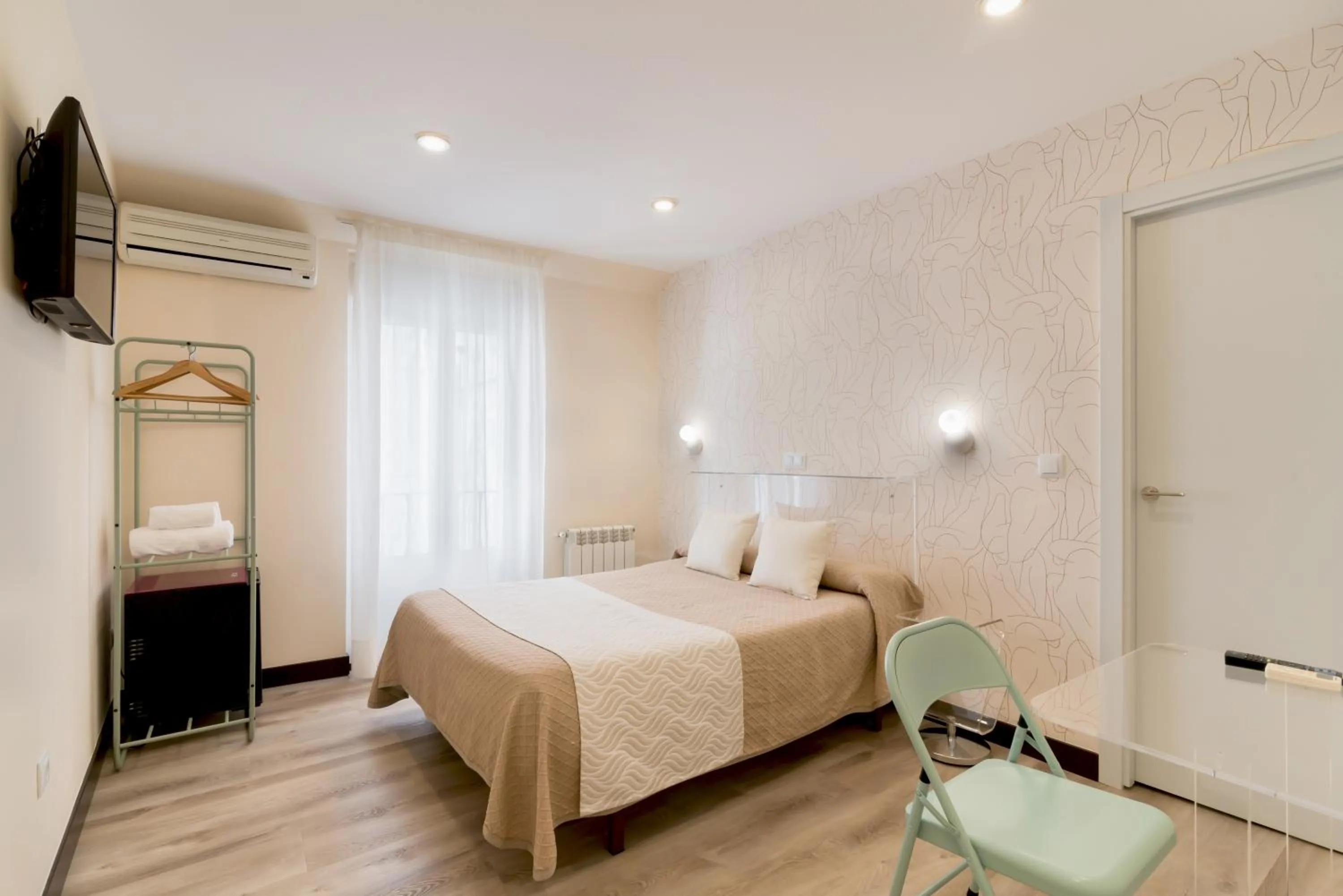 Photo of the whole room, Bed in Hostal Art Madrid