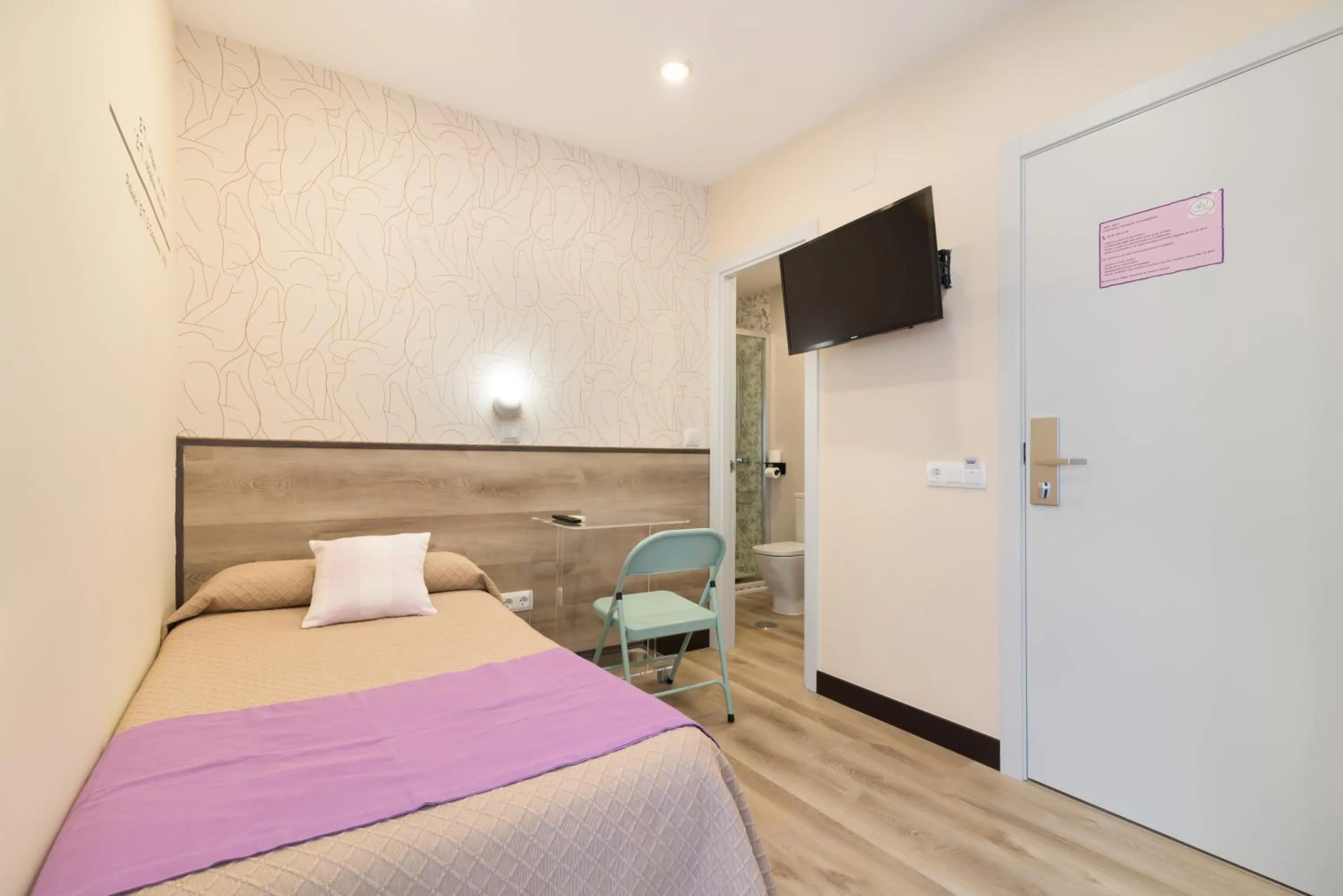 TV and multimedia, Bed in Hostal Art Madrid