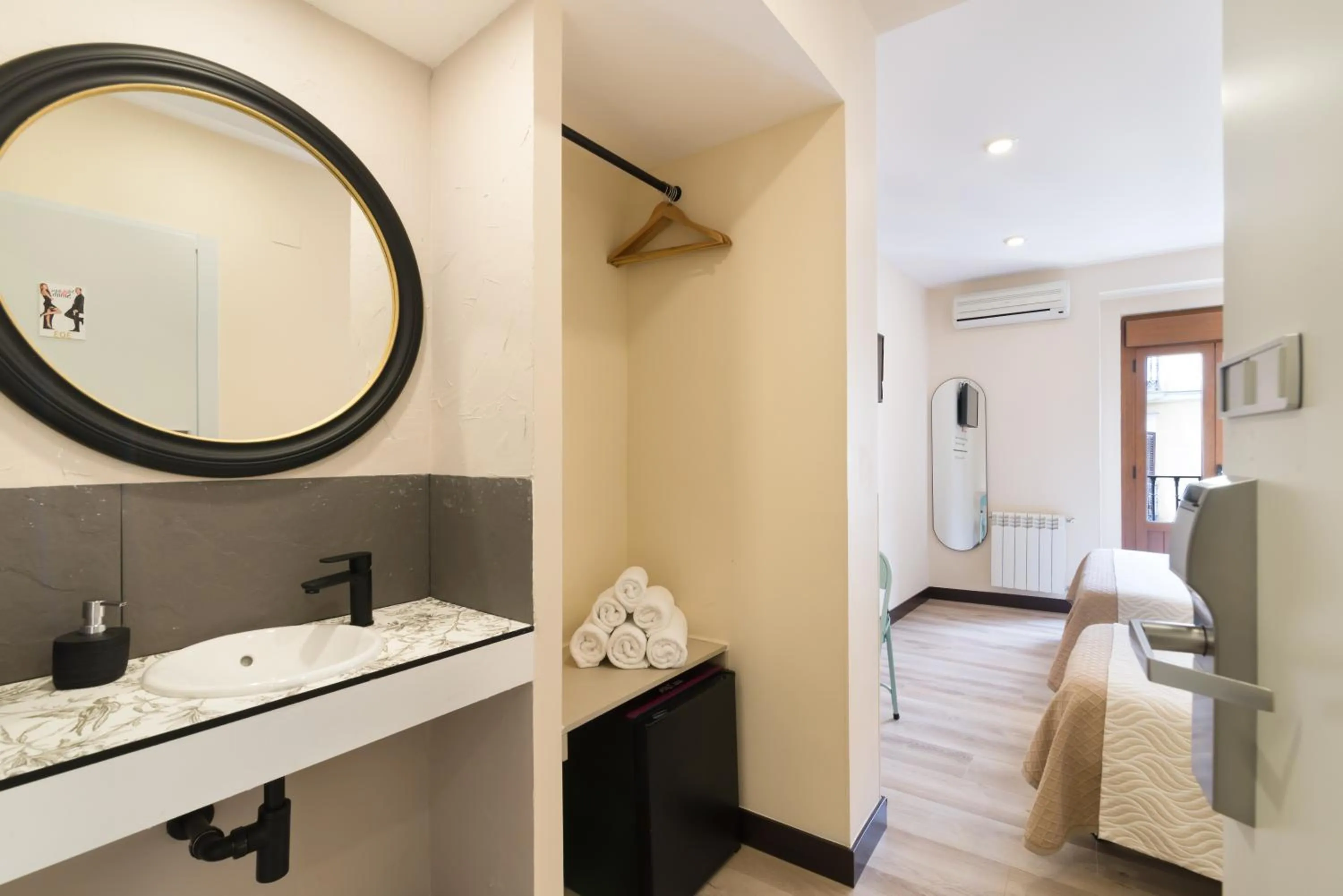 Photo of the whole room in Hostal Art Madrid