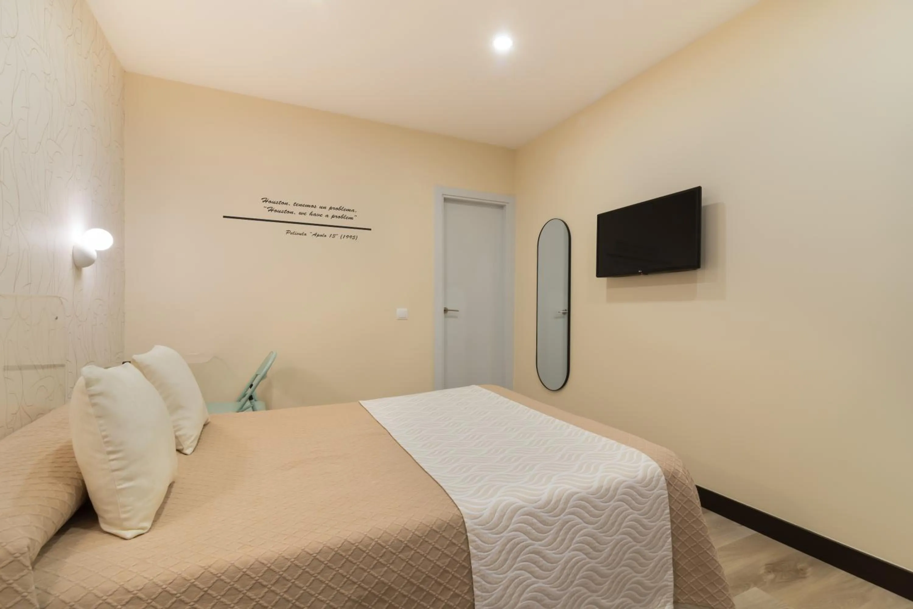 Photo of the whole room, Bed in Hostal Art Madrid