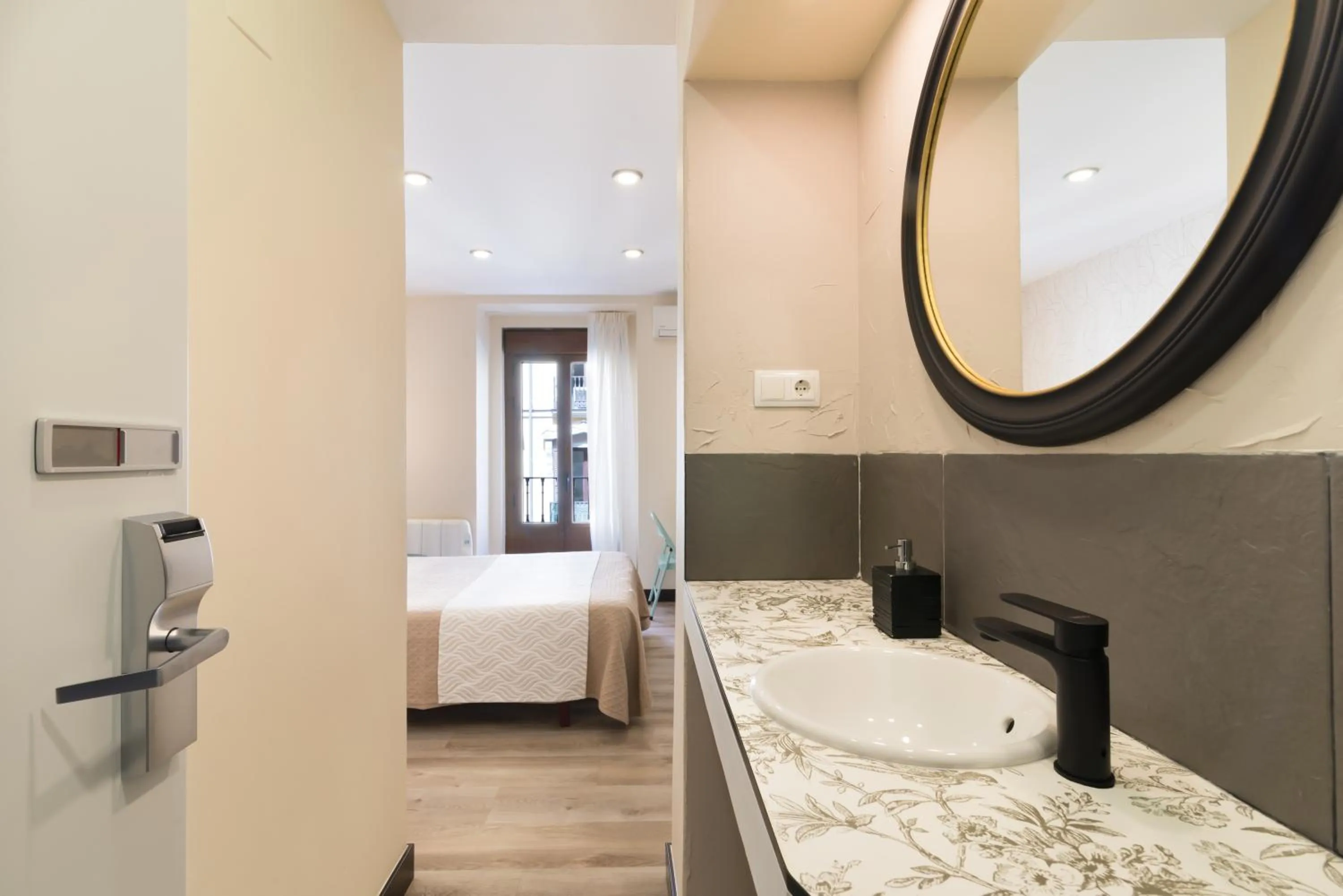 Photo of the whole room, Bed in Hostal Art Madrid