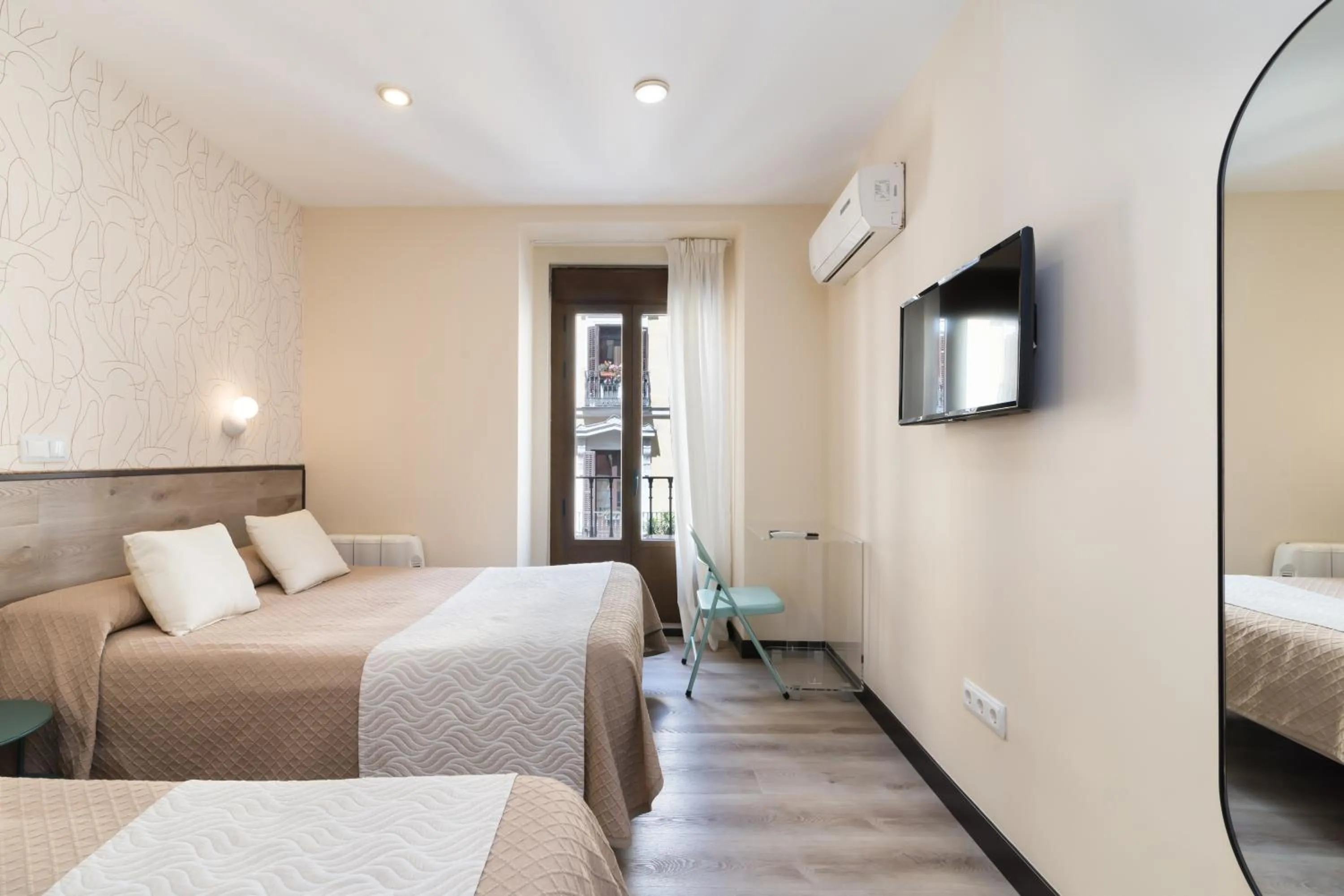 Photo of the whole room, Bed in Hostal Art Madrid