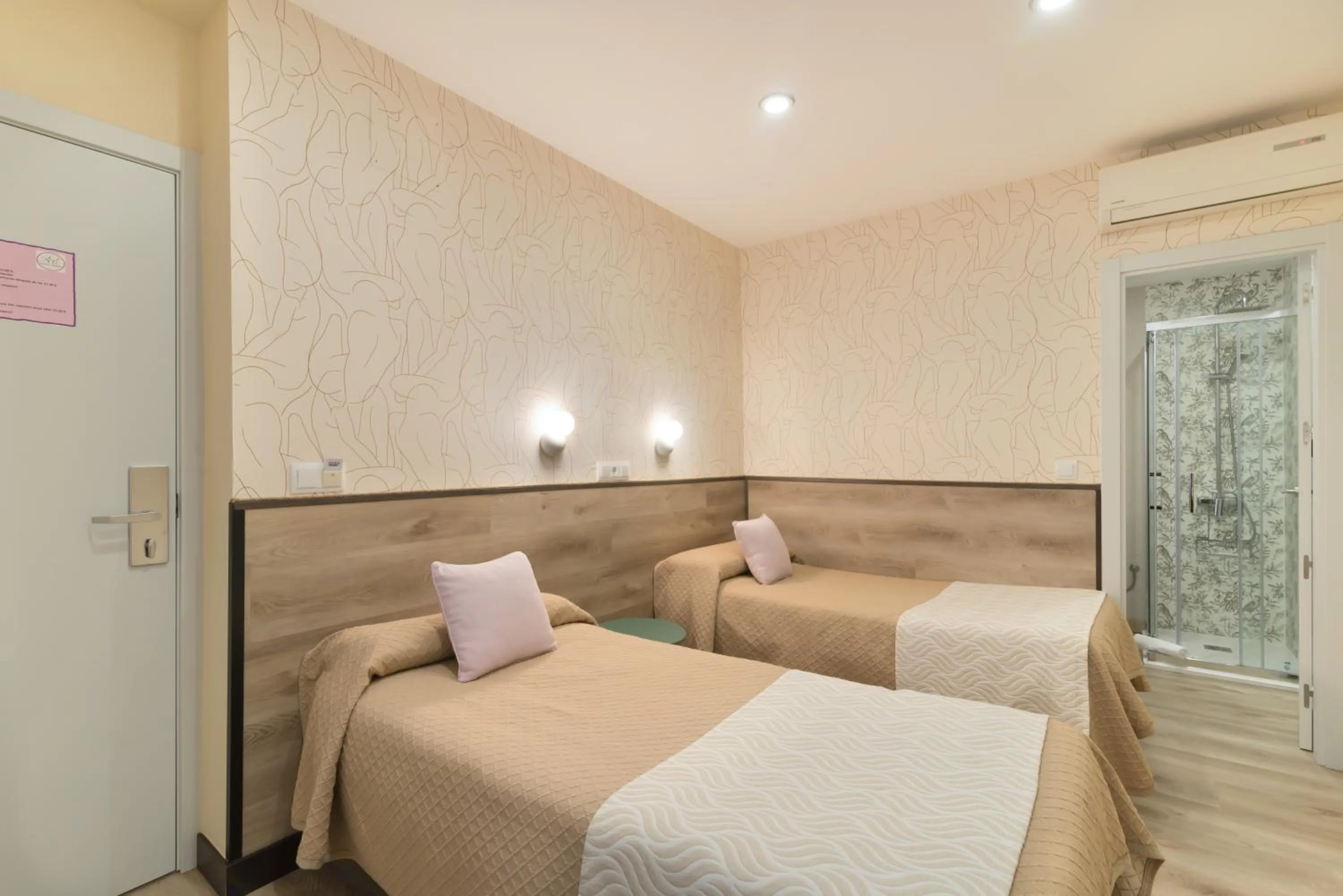 Photo of the whole room, Bed in Hostal Art Madrid