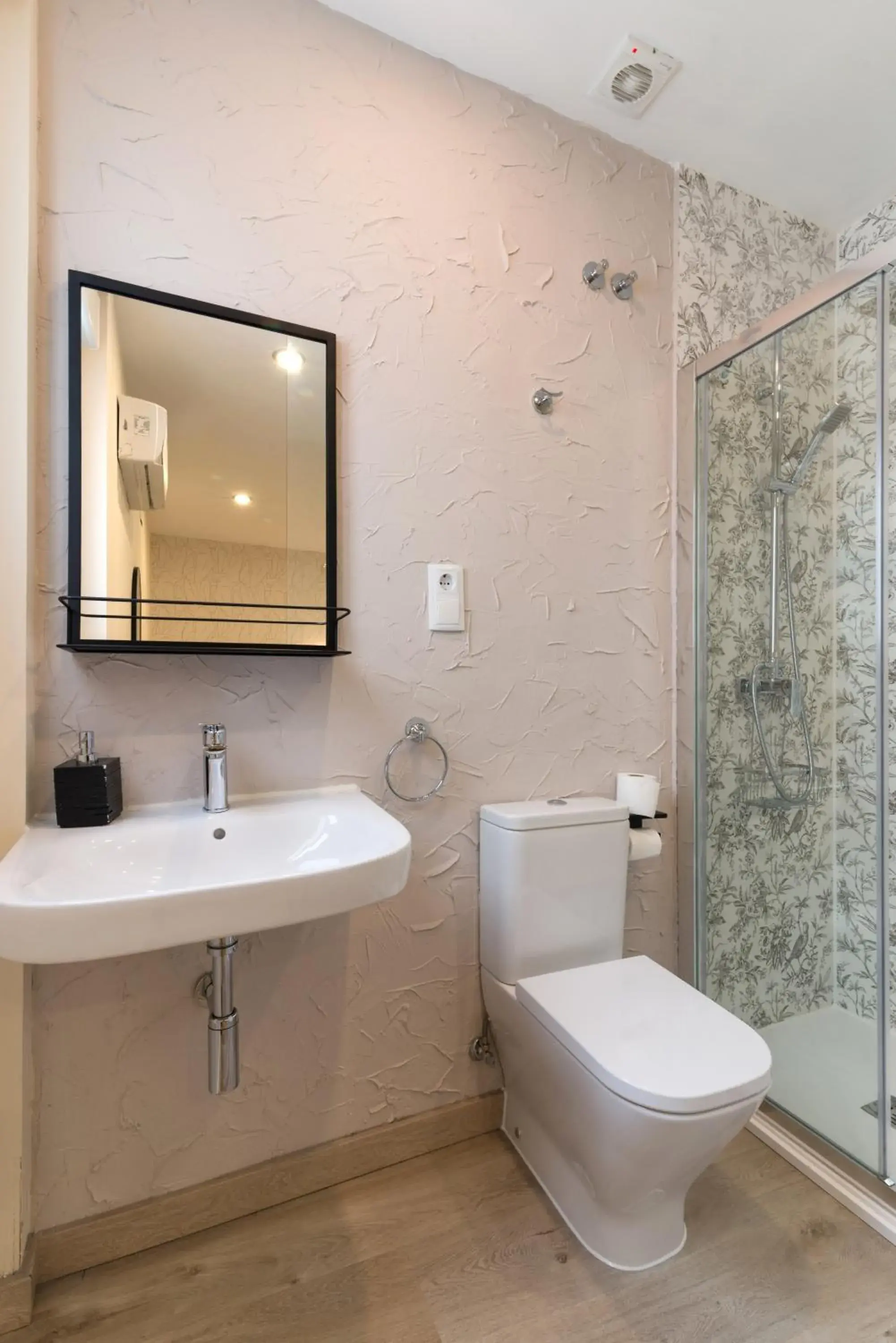 Double Interior Room in Hostal Art Madrid Double Interior Room in Hostal Art Madrid