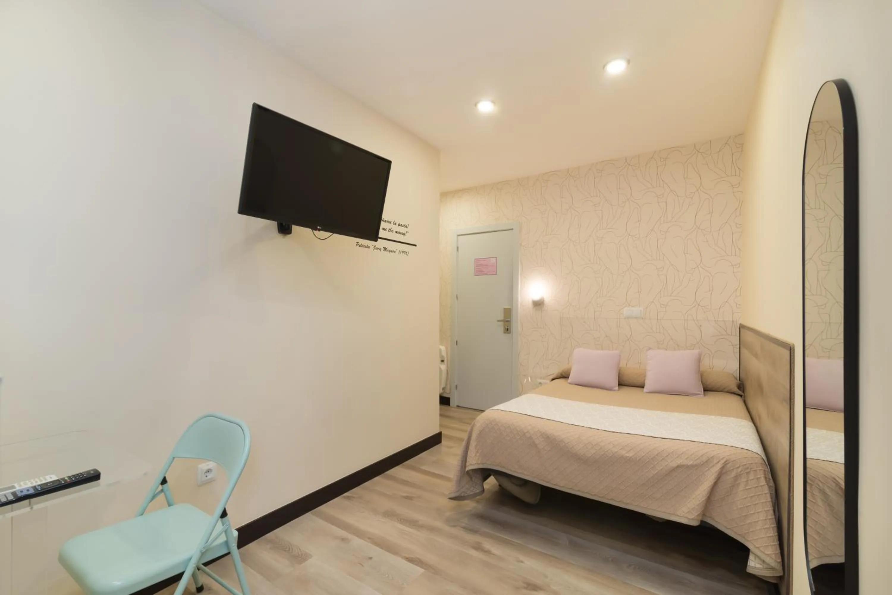 Property building, Bed in Hostal Art Madrid