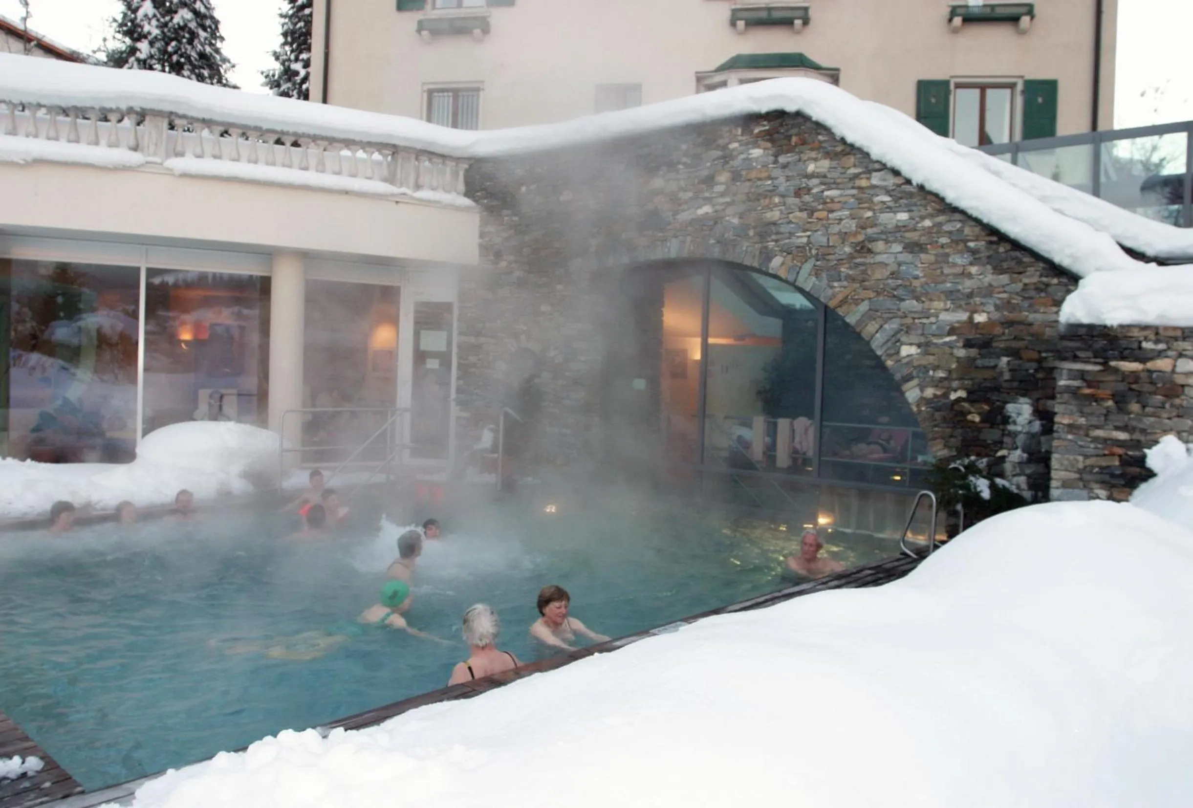 Swimming pool in Hotel Cresta