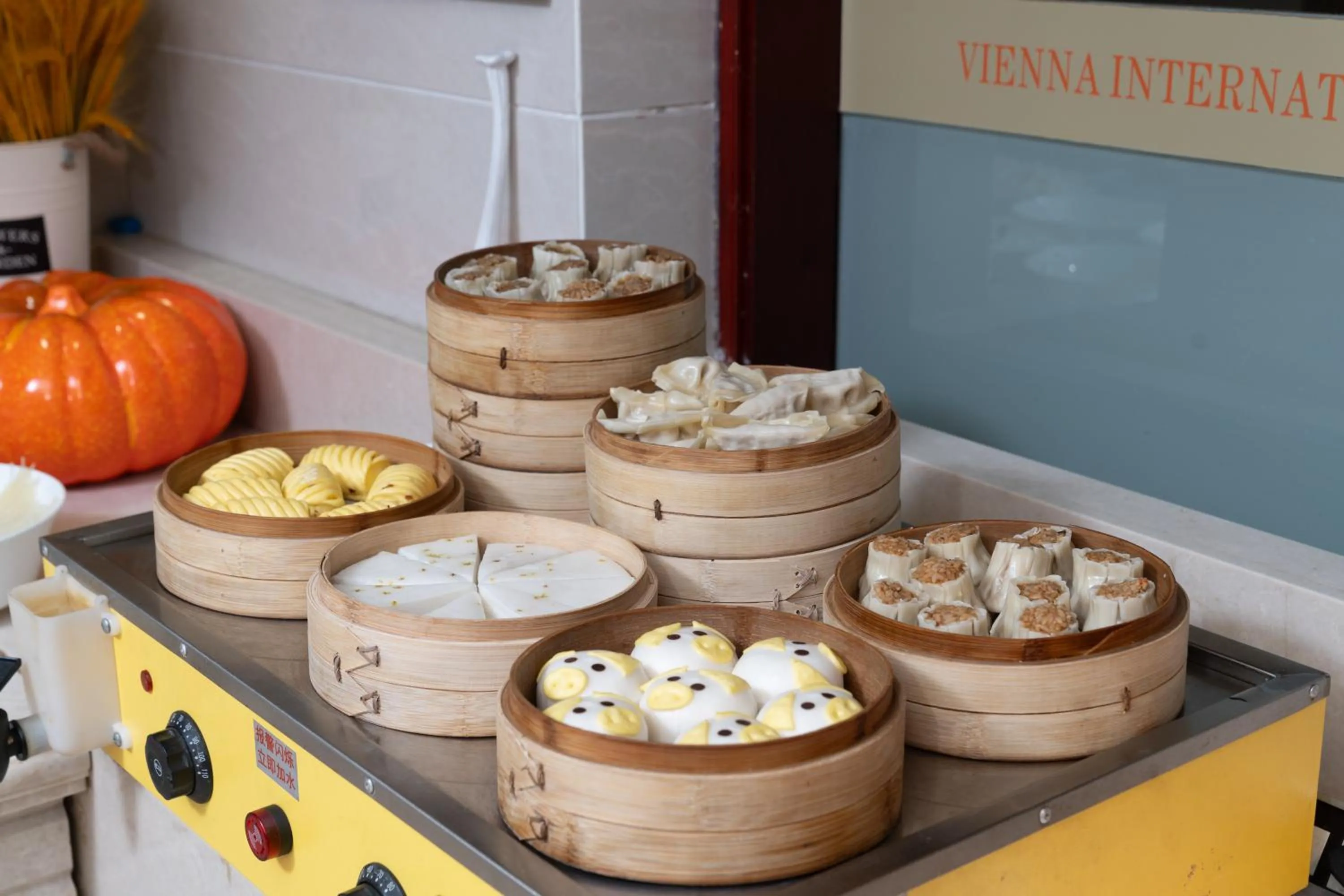 Food and drinks in 维也纳国际酒店上海浦东机场东方枢纽店-提供浦东机场迪士尼免费穿梭巴士