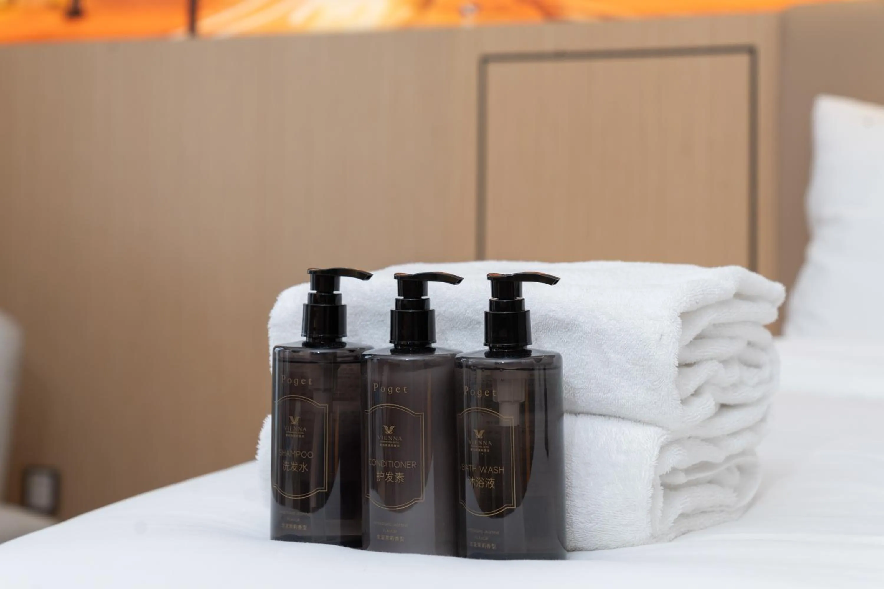 Bed in 维也纳国际酒店上海浦东机场东方枢纽店-提供浦东机场迪士尼免费穿梭巴士