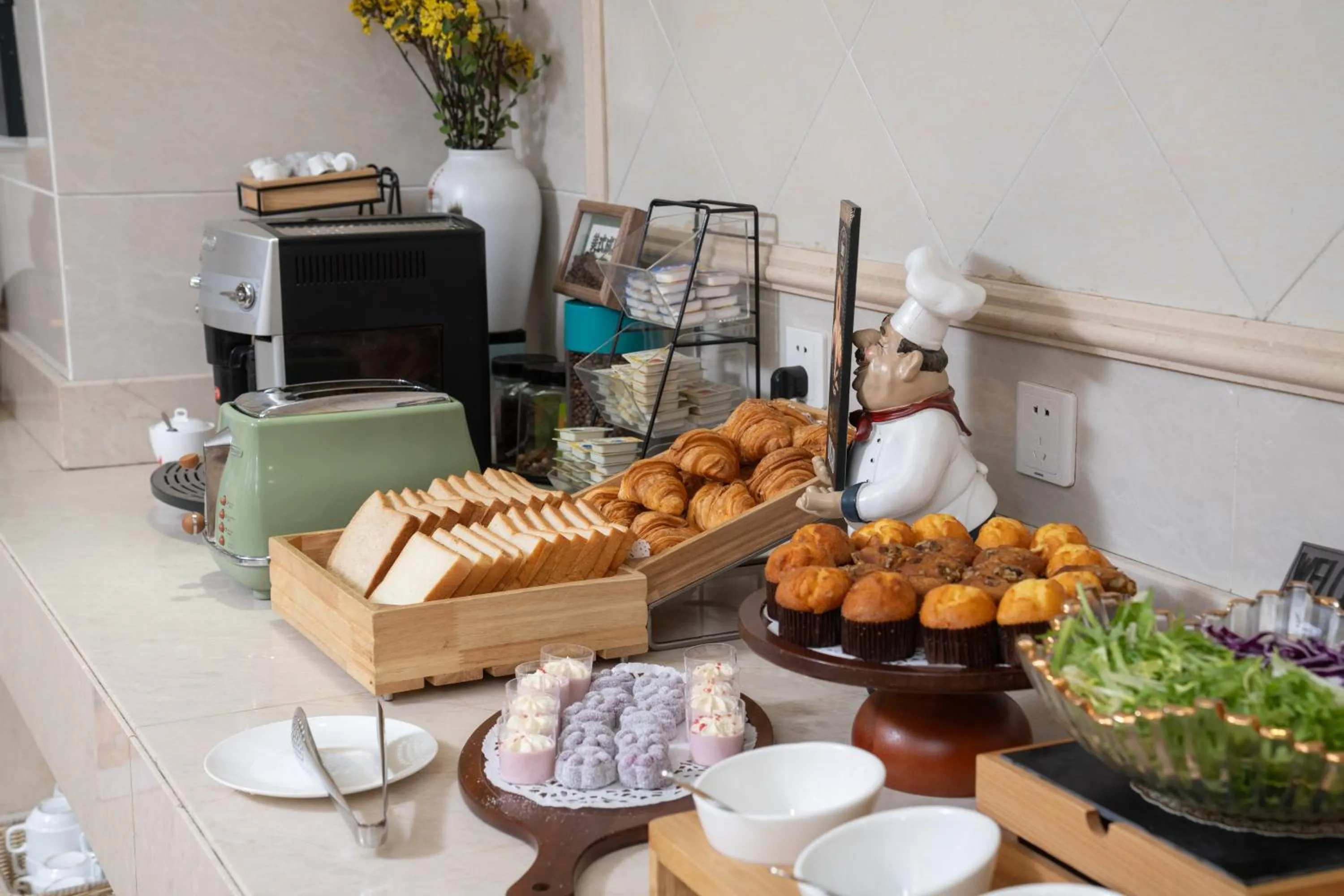 Continental breakfast in 维也纳国际酒店上海浦东机场东方枢纽店-提供浦东机场迪士尼免费穿梭巴士