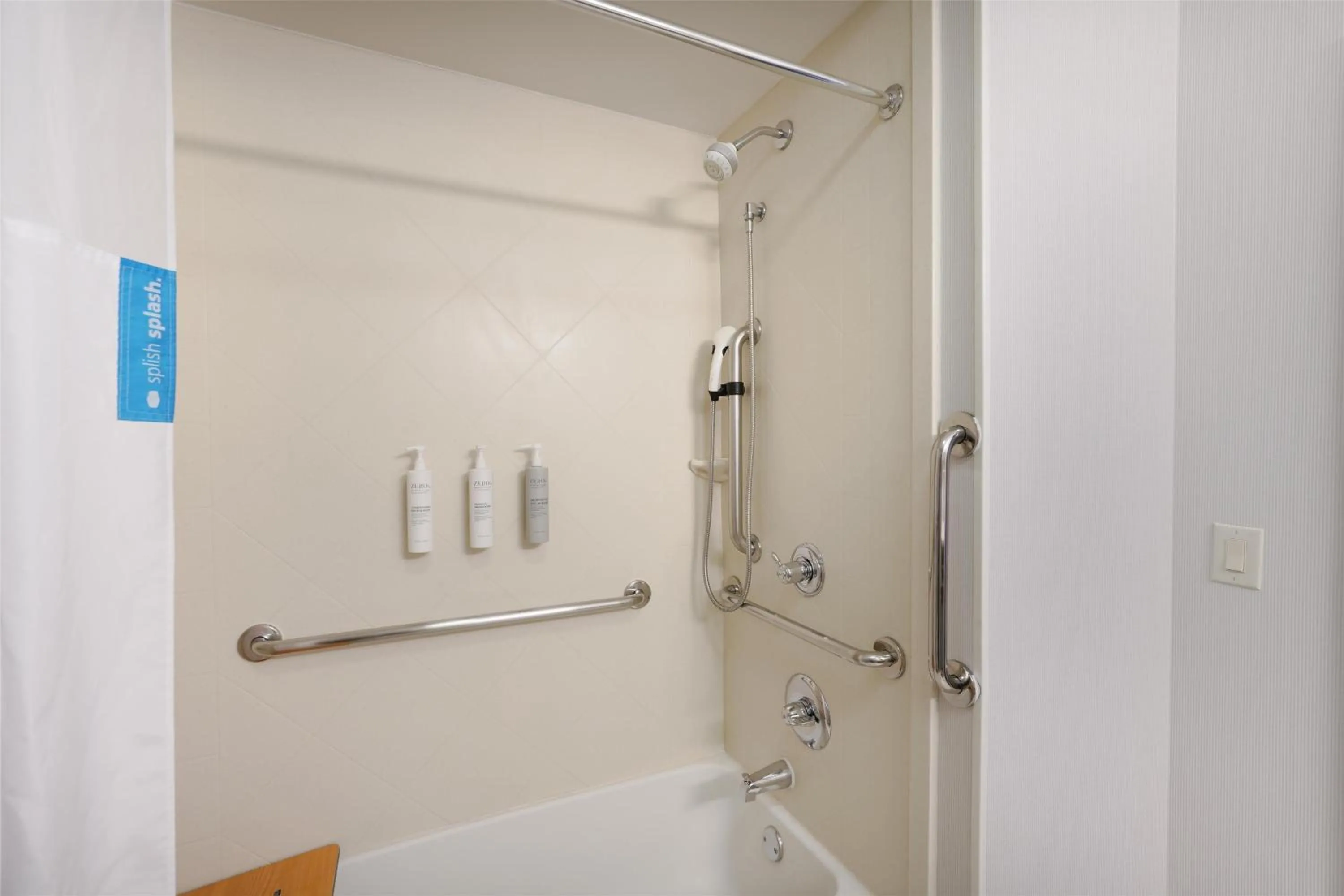 Bathroom in Hampton Inn & Suites Tulsa/Tulsa Hills