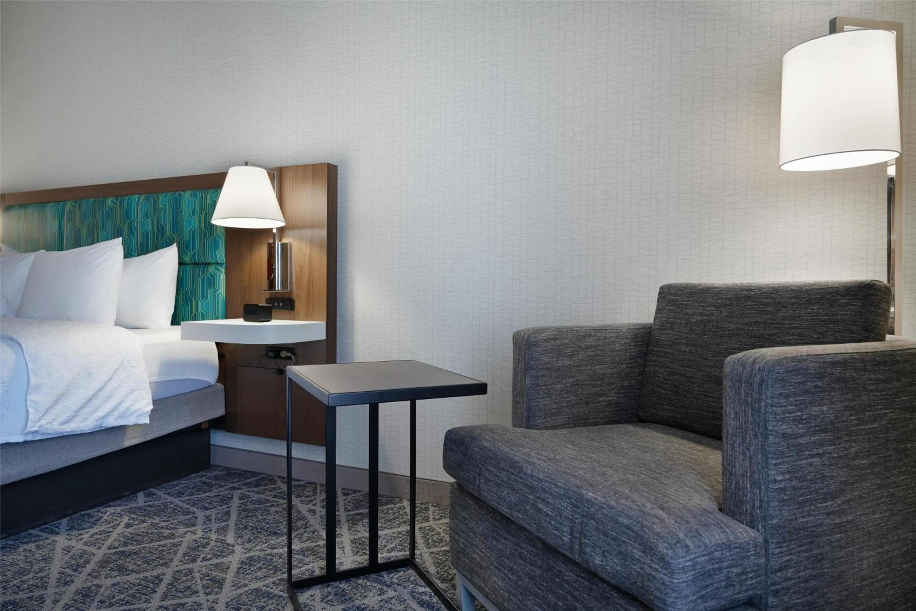 Bed in Hampton Inn & Suites Tulsa/Tulsa Hills