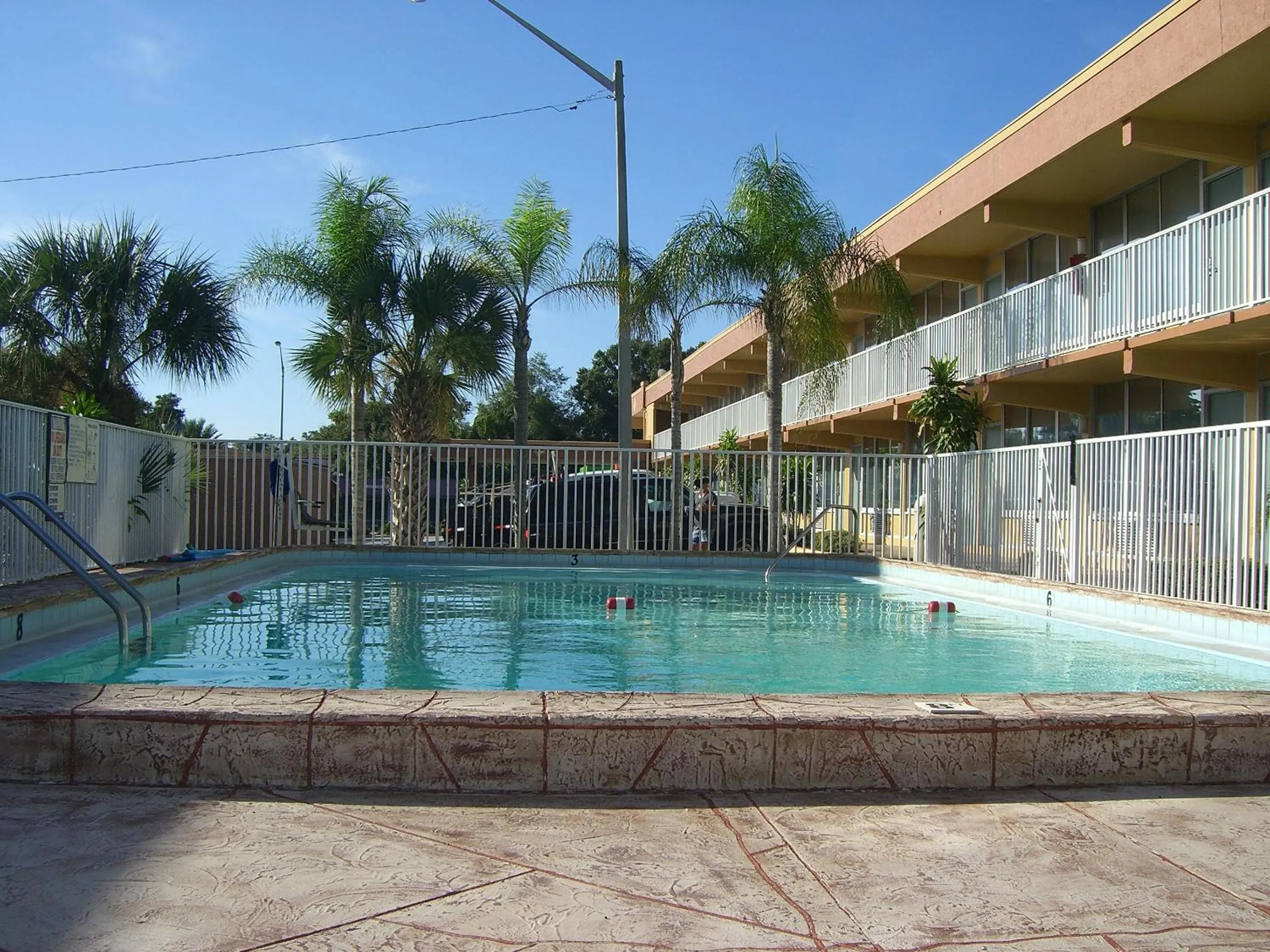 Swimming pool in America's Best Inn & Suites-Lakeland