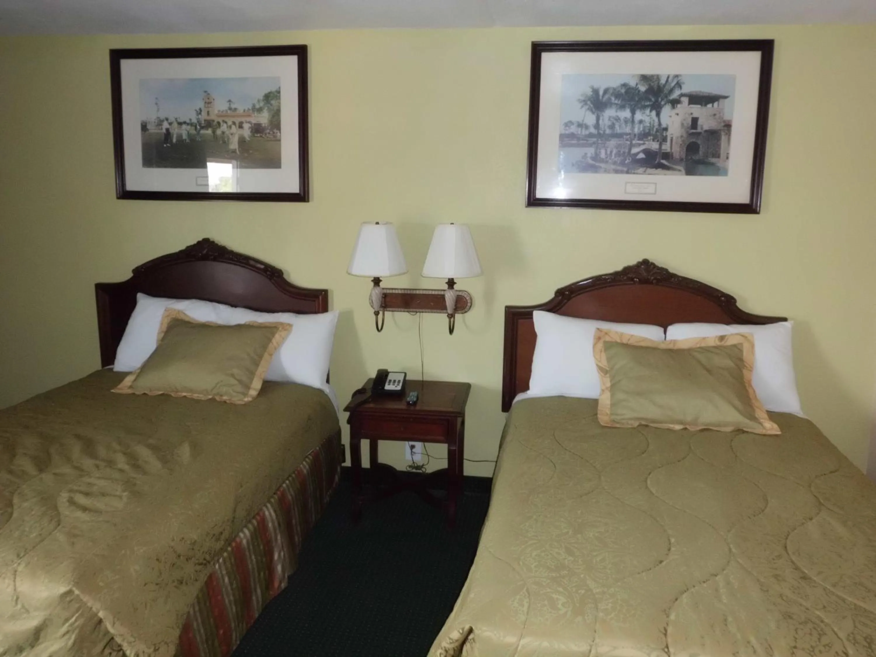 Bedroom in America's Best Inn & Suites-Lakeland