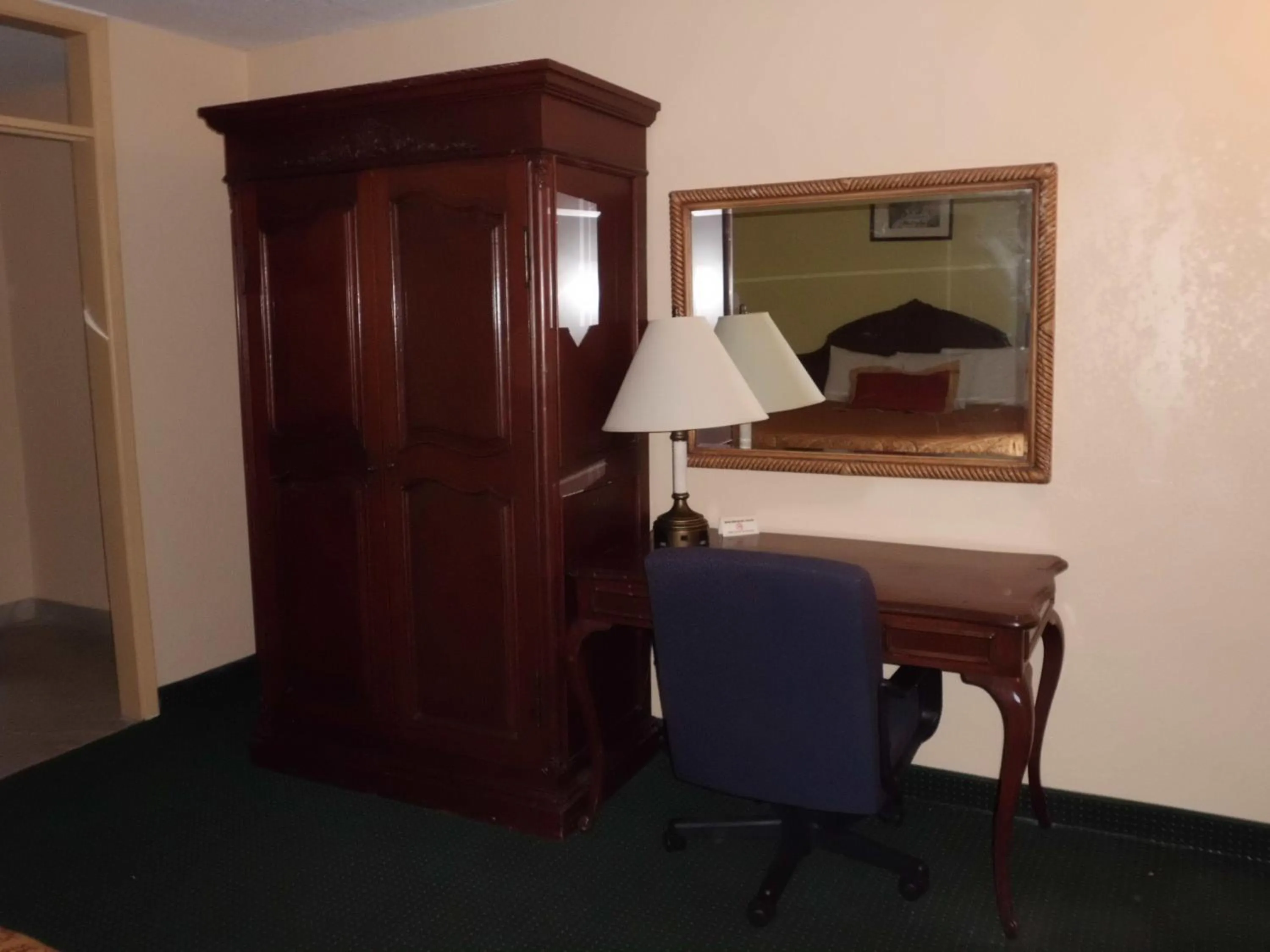 TV and multimedia in America's Best Inn & Suites-Lakeland