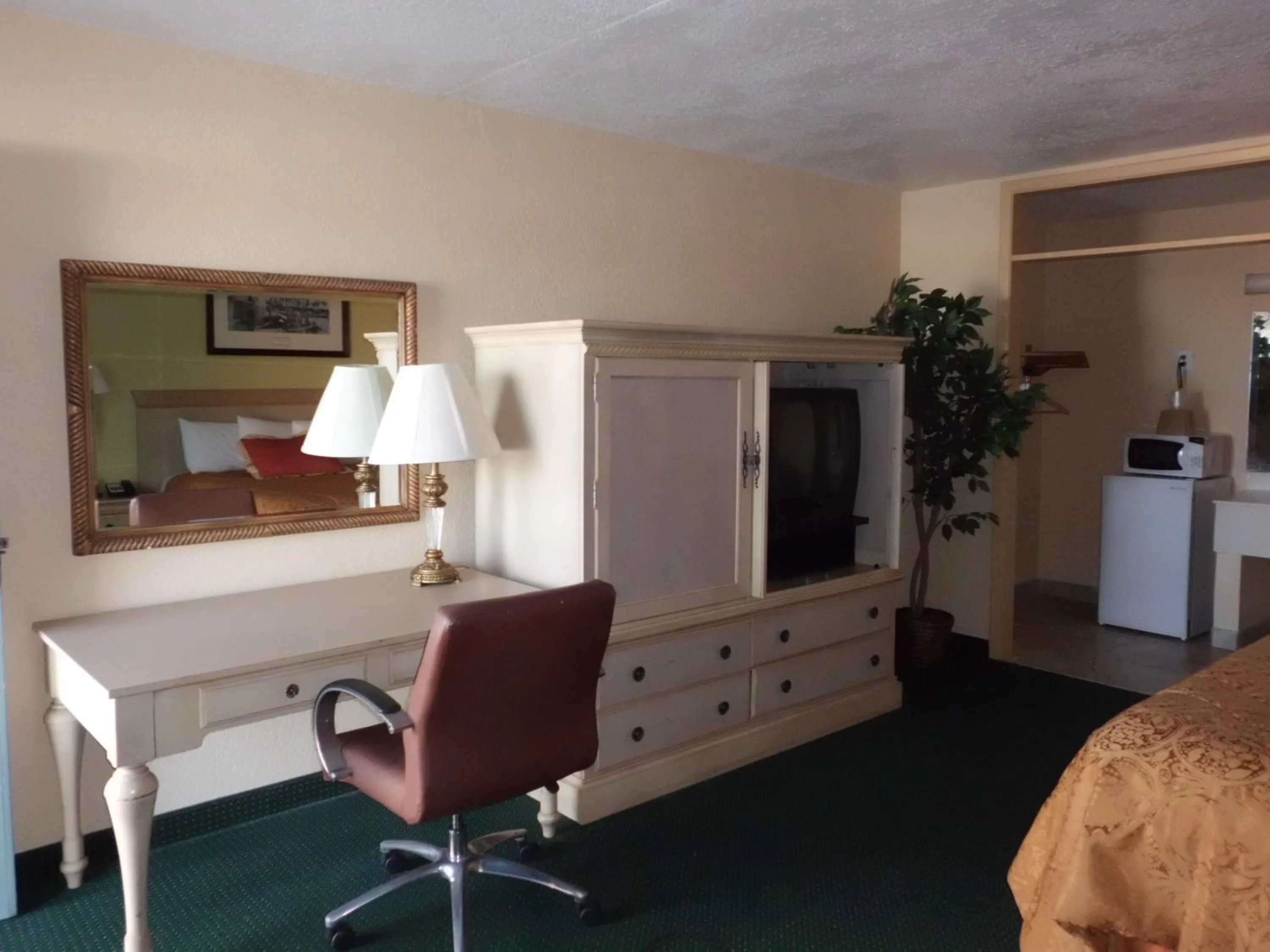 TV and multimedia in America's Best Inn & Suites-Lakeland