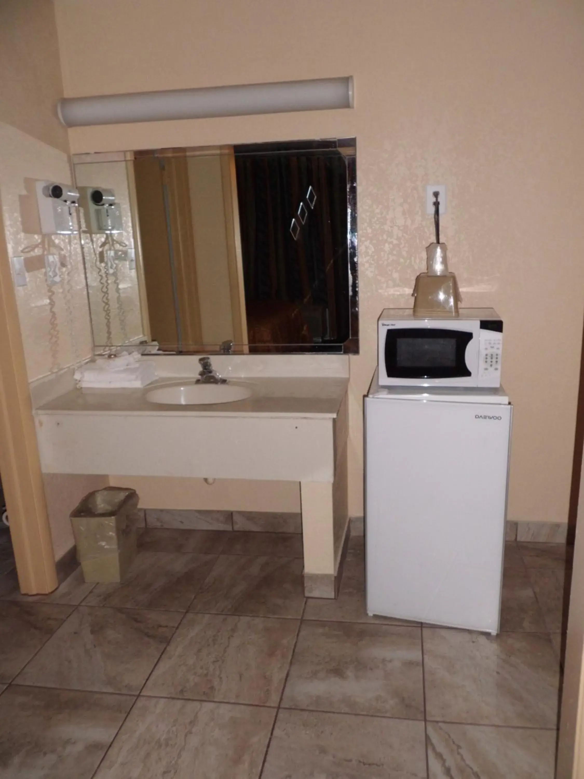 Single Room - single occupancy in America's Best Inn & Suites-Lakeland Single Room - single occupancy in America's Best Inn & Suites-Lakeland