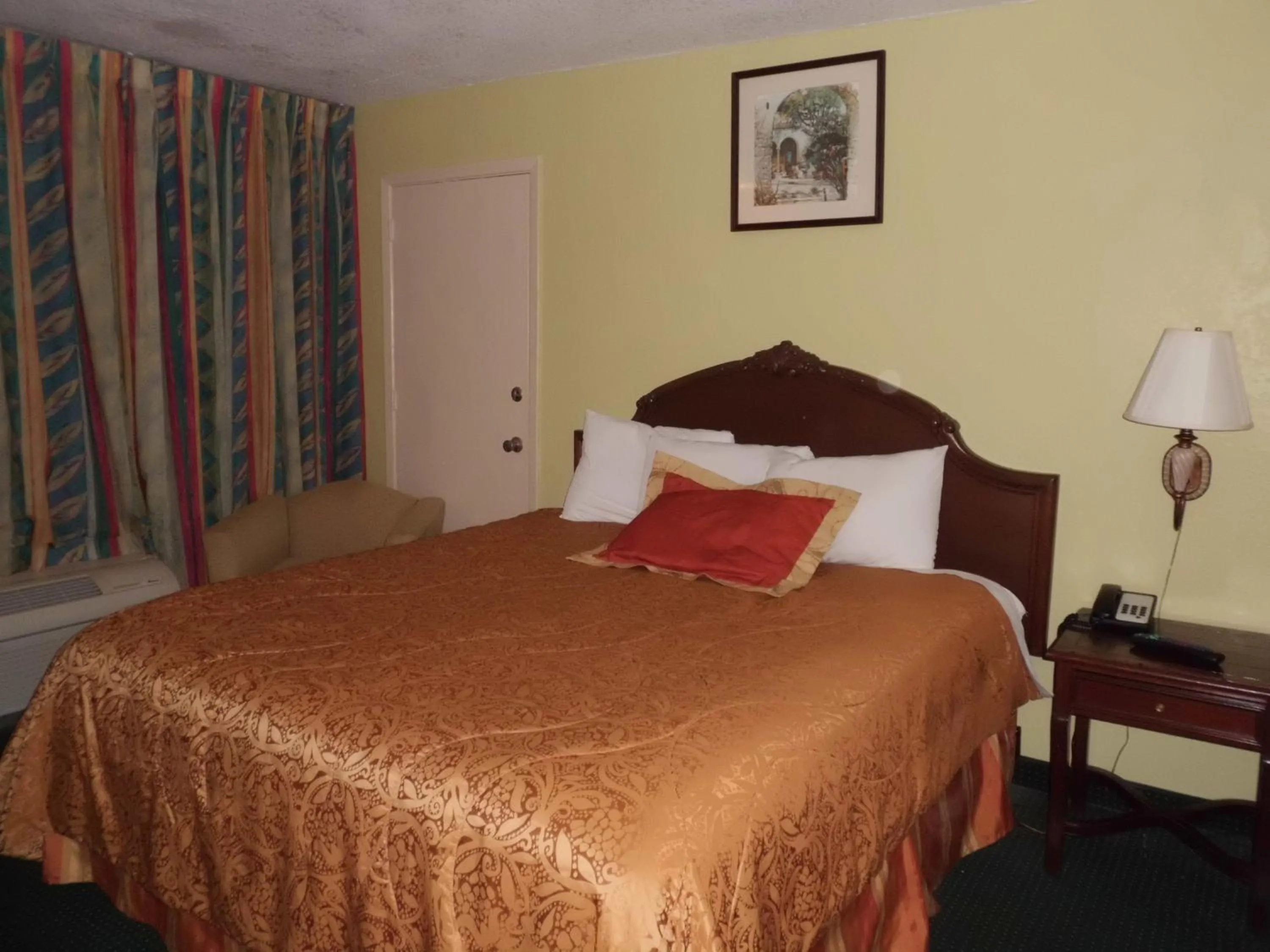 Bedroom in America's Best Inn & Suites-Lakeland