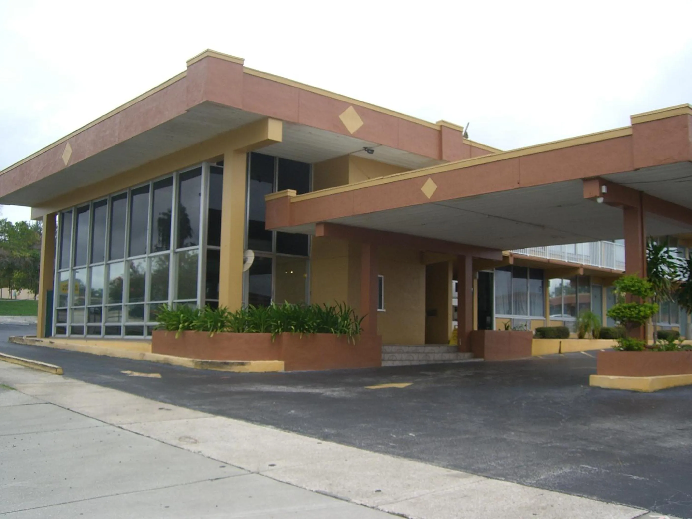 Facade/entrance in America's Best Inn & Suites-Lakeland