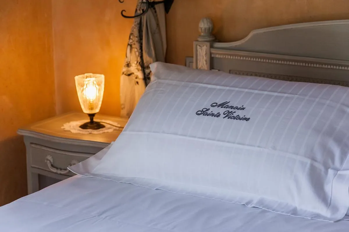 Bed in Manoir Sainte Victoire