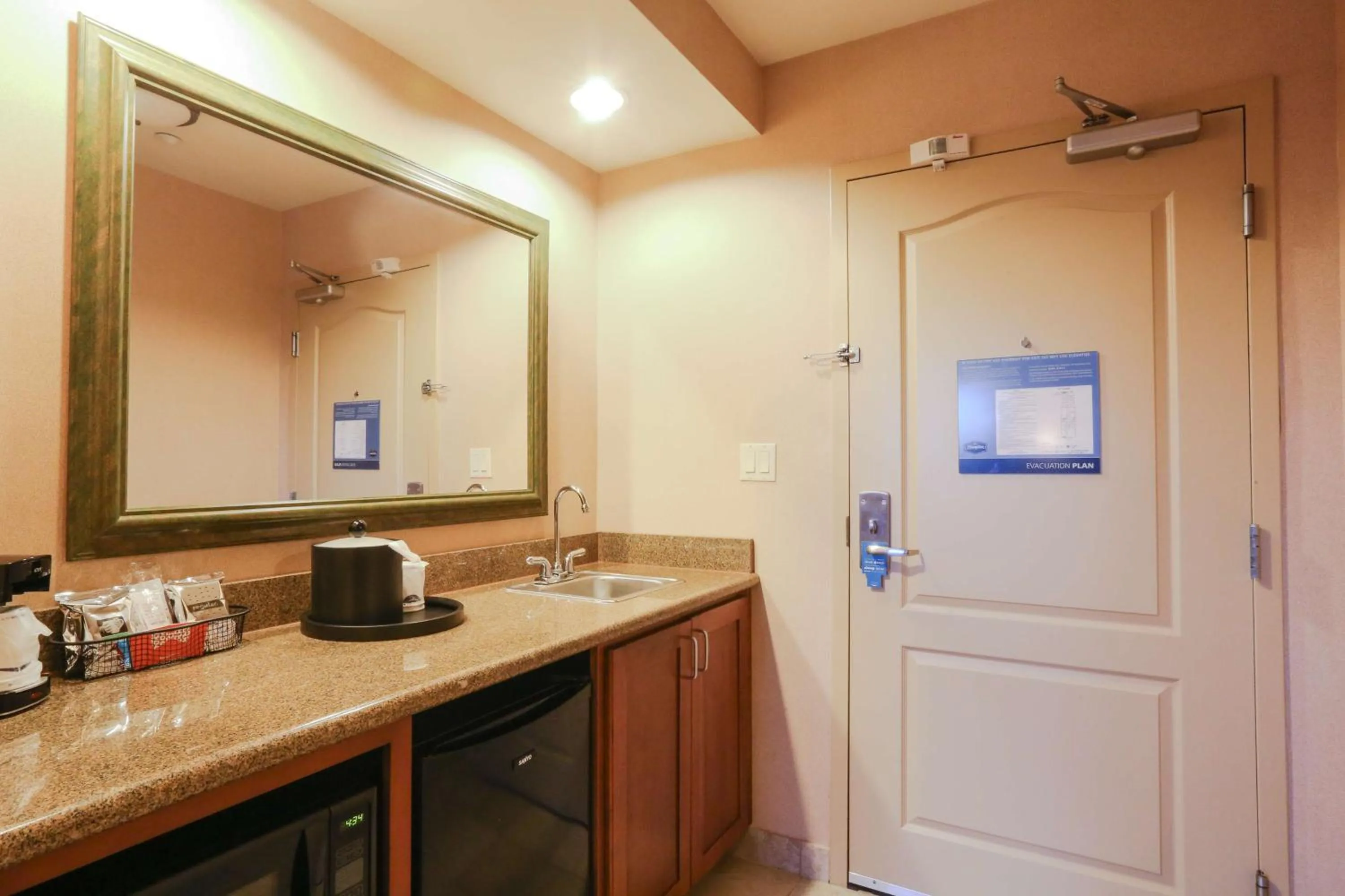 Kitchen or kitchenette in Hampton Inn & Suites by Hilton Tomball Houston NW