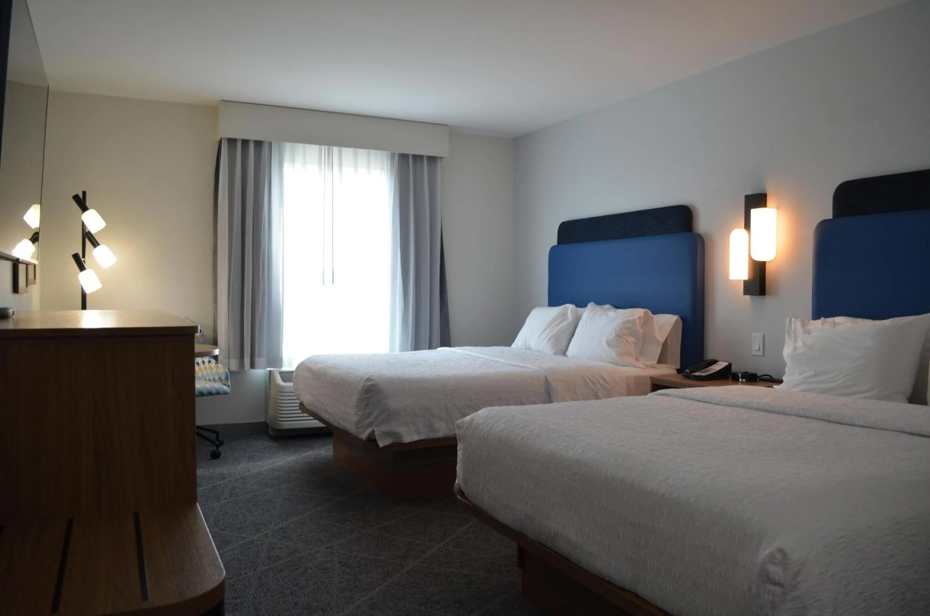 Bed in Hampton Inn & Suites by Hilton Tomball Houston NW