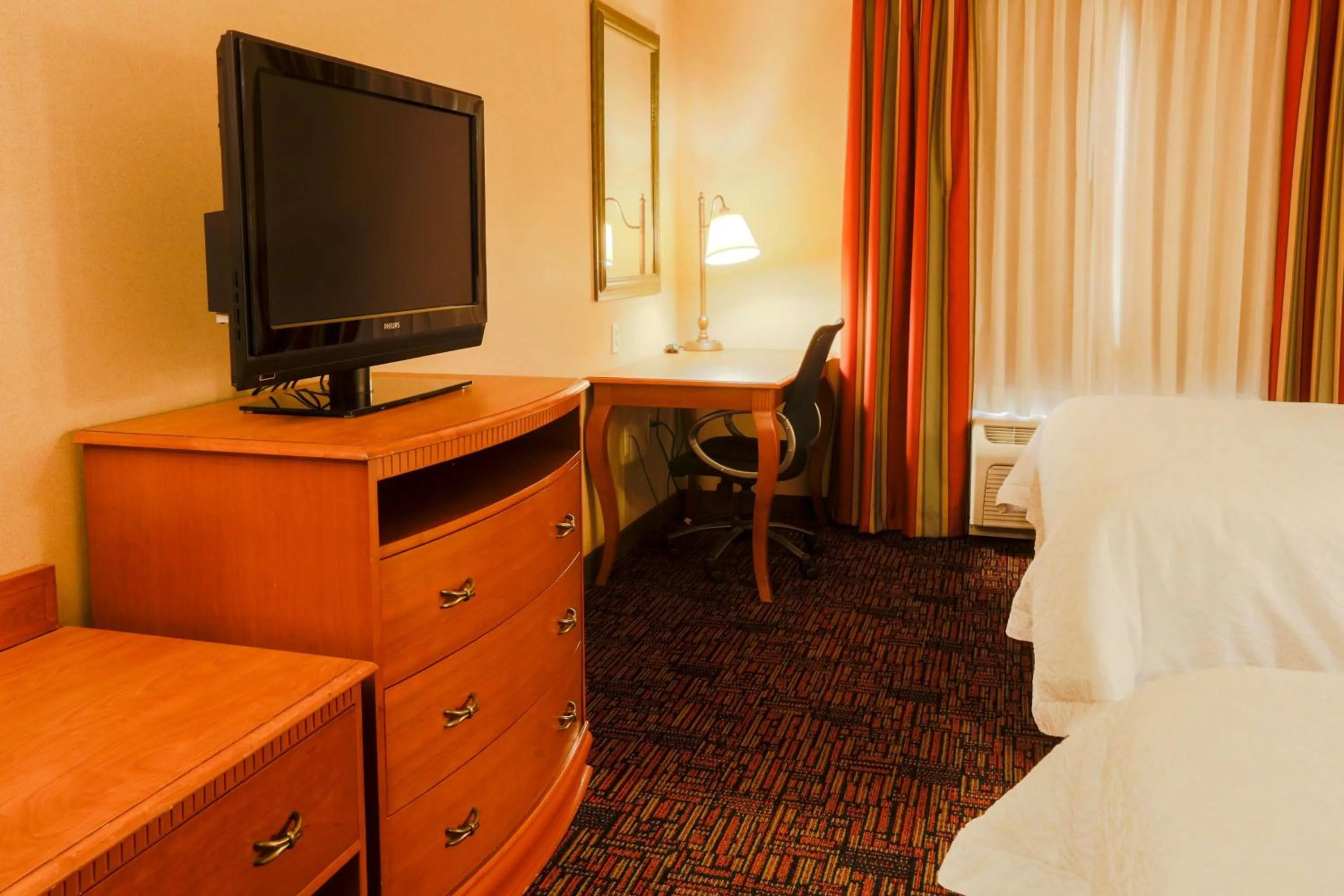 Bed in Hampton Inn & Suites by Hilton Tomball Houston NW