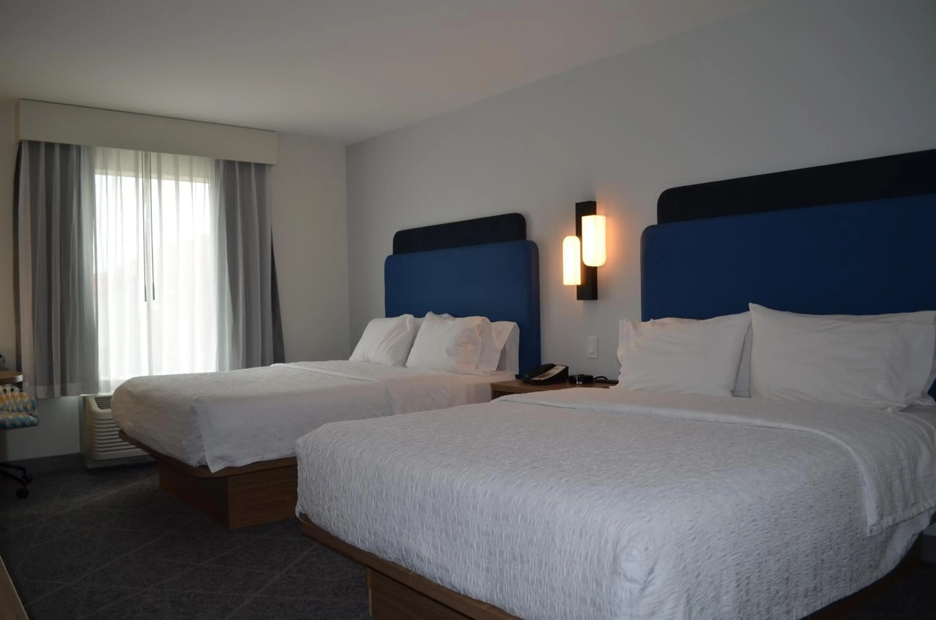 Bed in Hampton Inn & Suites by Hilton Tomball Houston NW