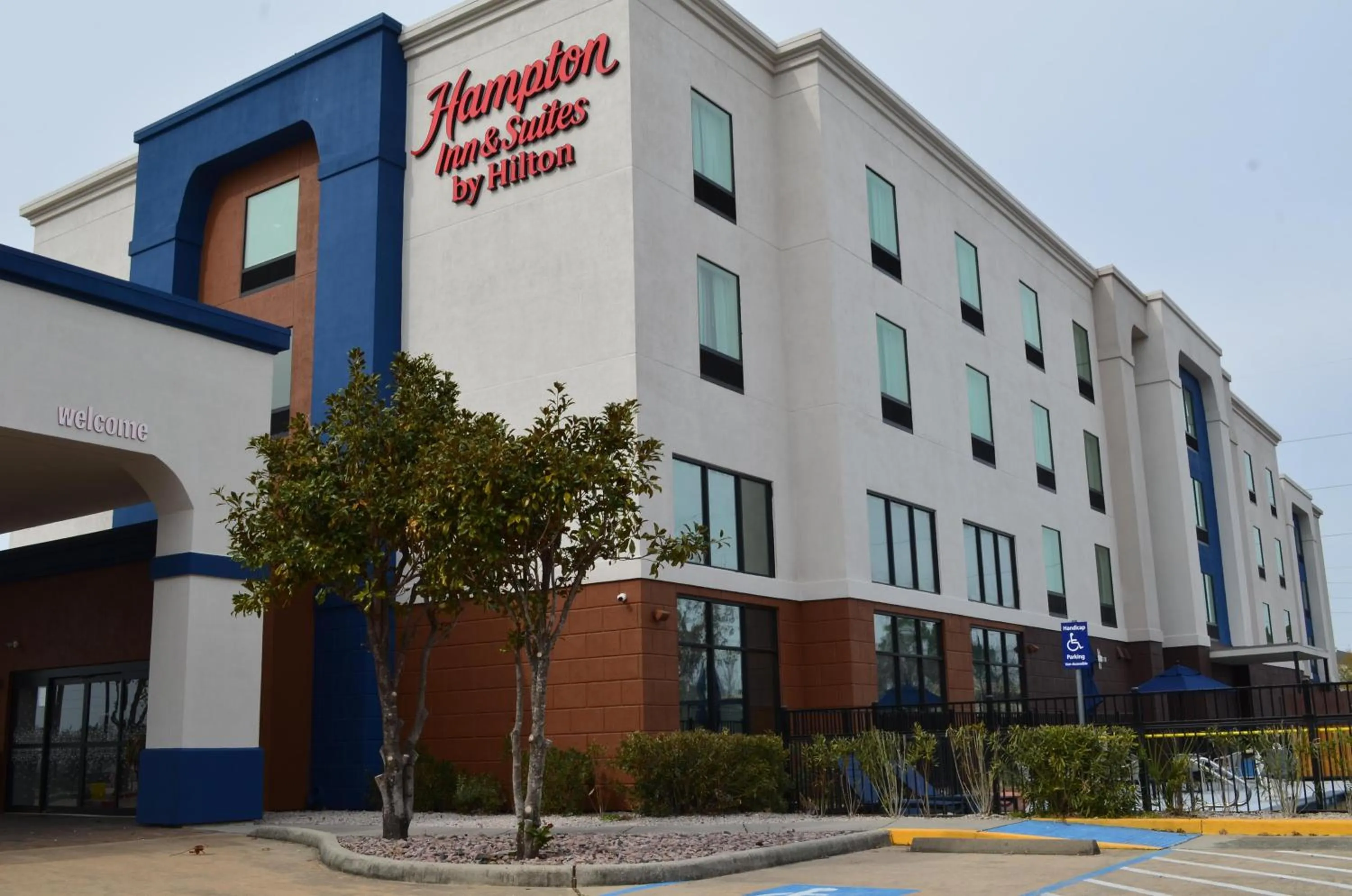 Property building in Hampton Inn & Suites by Hilton Tomball Houston NW