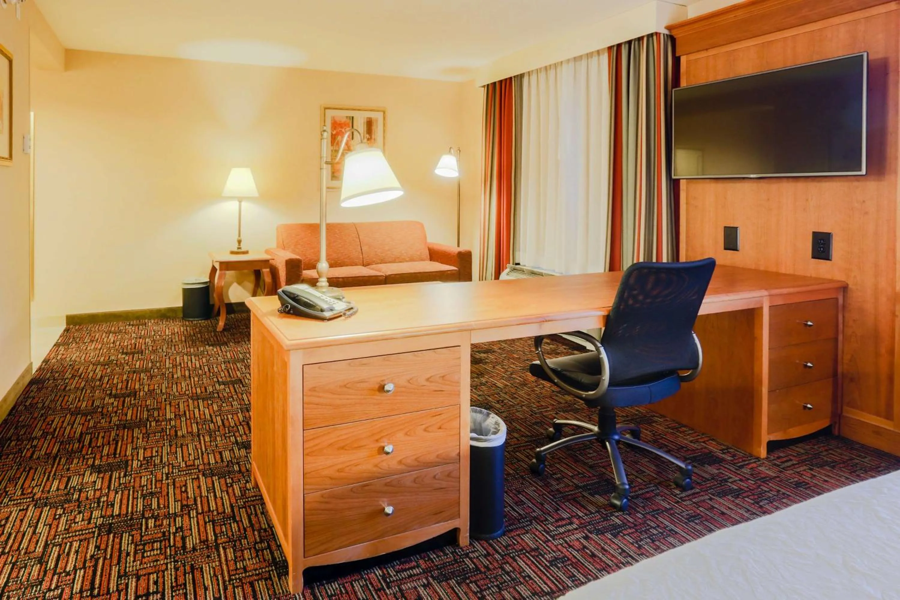 Living room, Bed in Hampton Inn & Suites by Hilton Tomball Houston NW