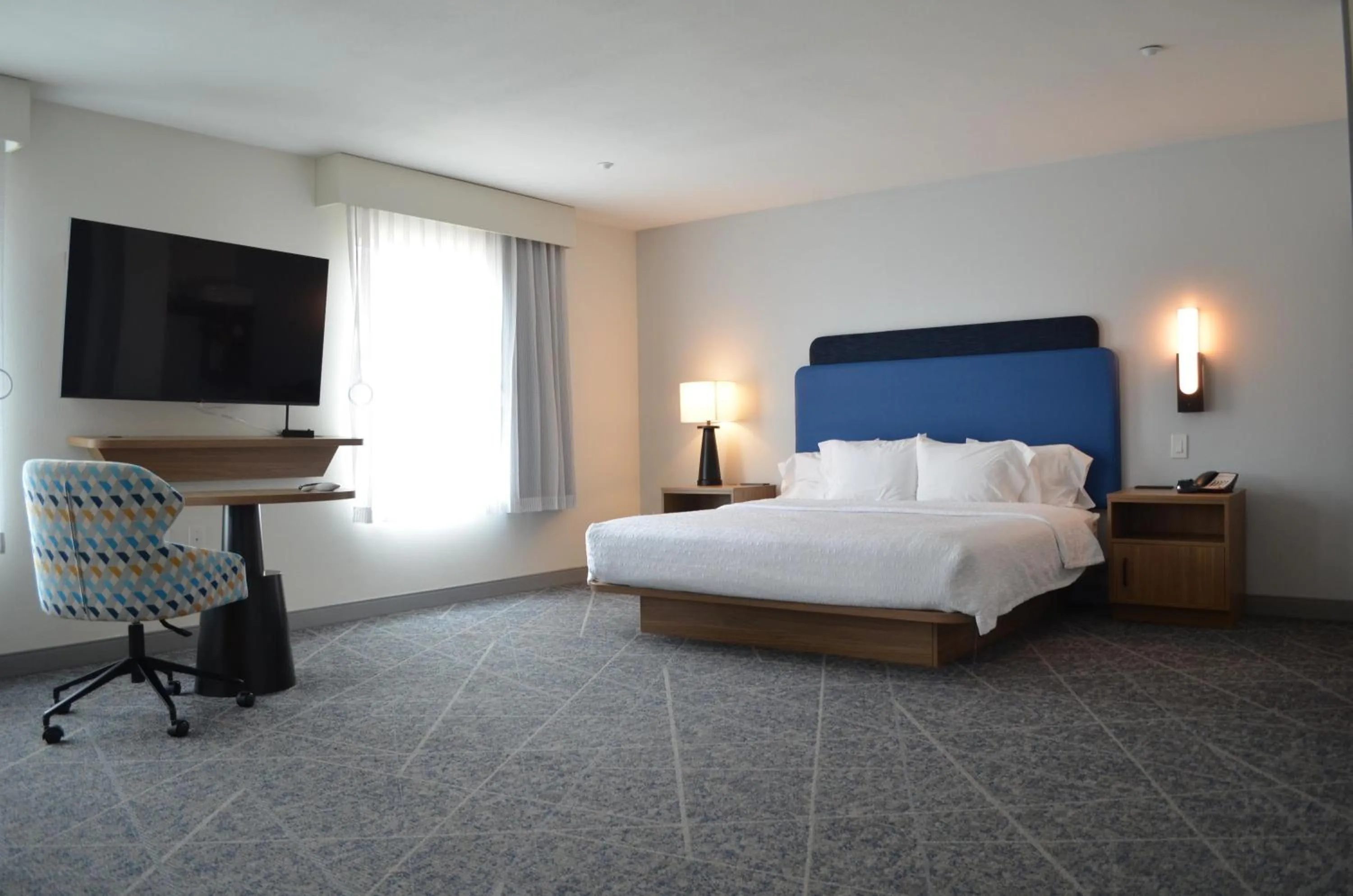 Bed in Hampton Inn & Suites by Hilton Tomball Houston NW