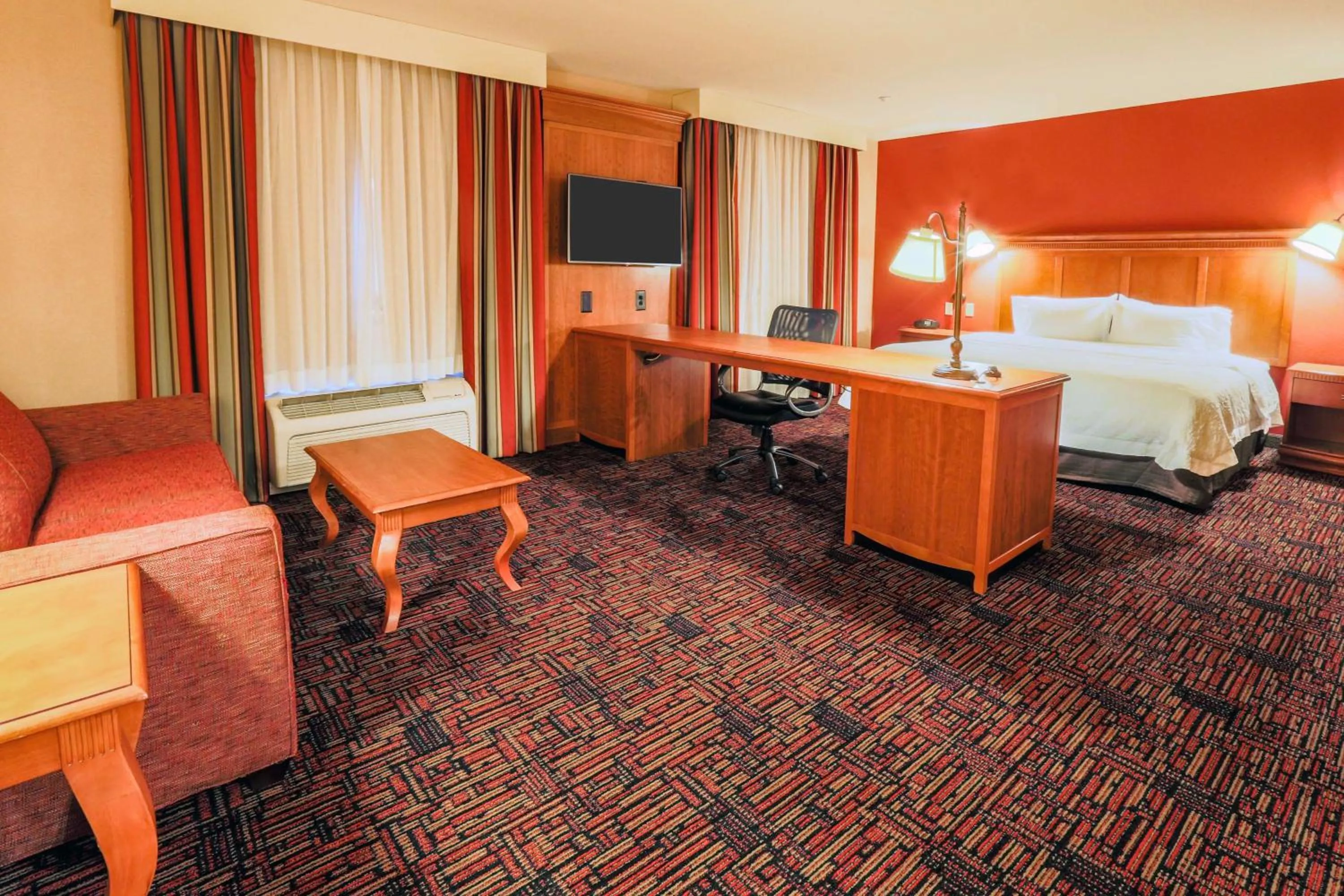 Bed in Hampton Inn & Suites by Hilton Tomball Houston NW