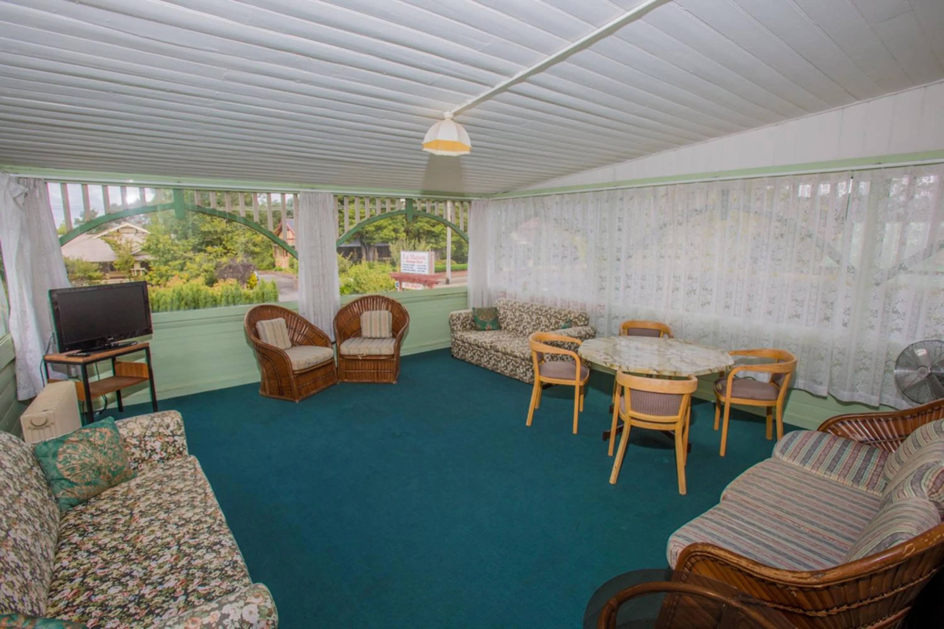 Communal lounge/ TV room in La Maison Boutique Hotel