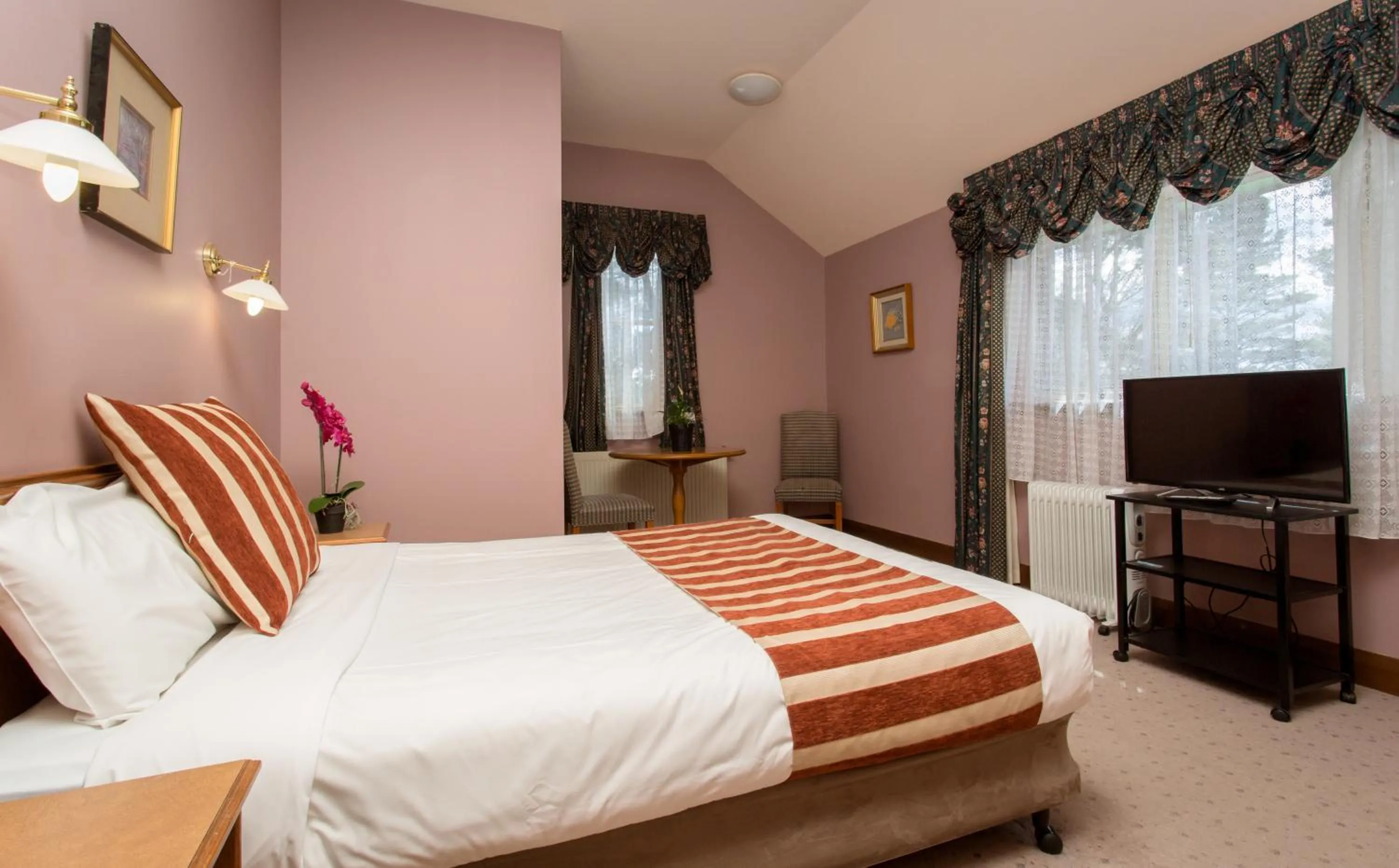 Communal lounge/ TV room, Bed in La Maison Boutique Hotel