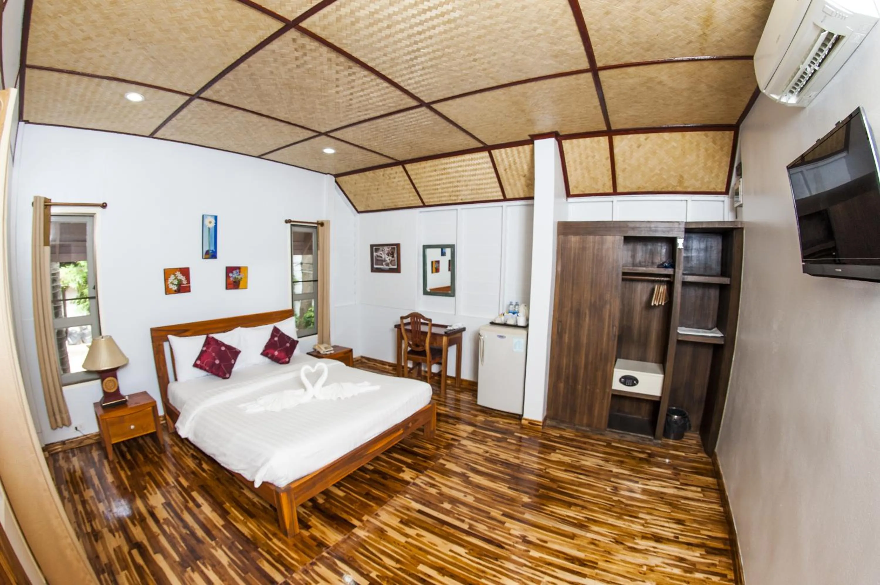 Photo of the whole room, Bed in Koh Tao Coral Grand Resort