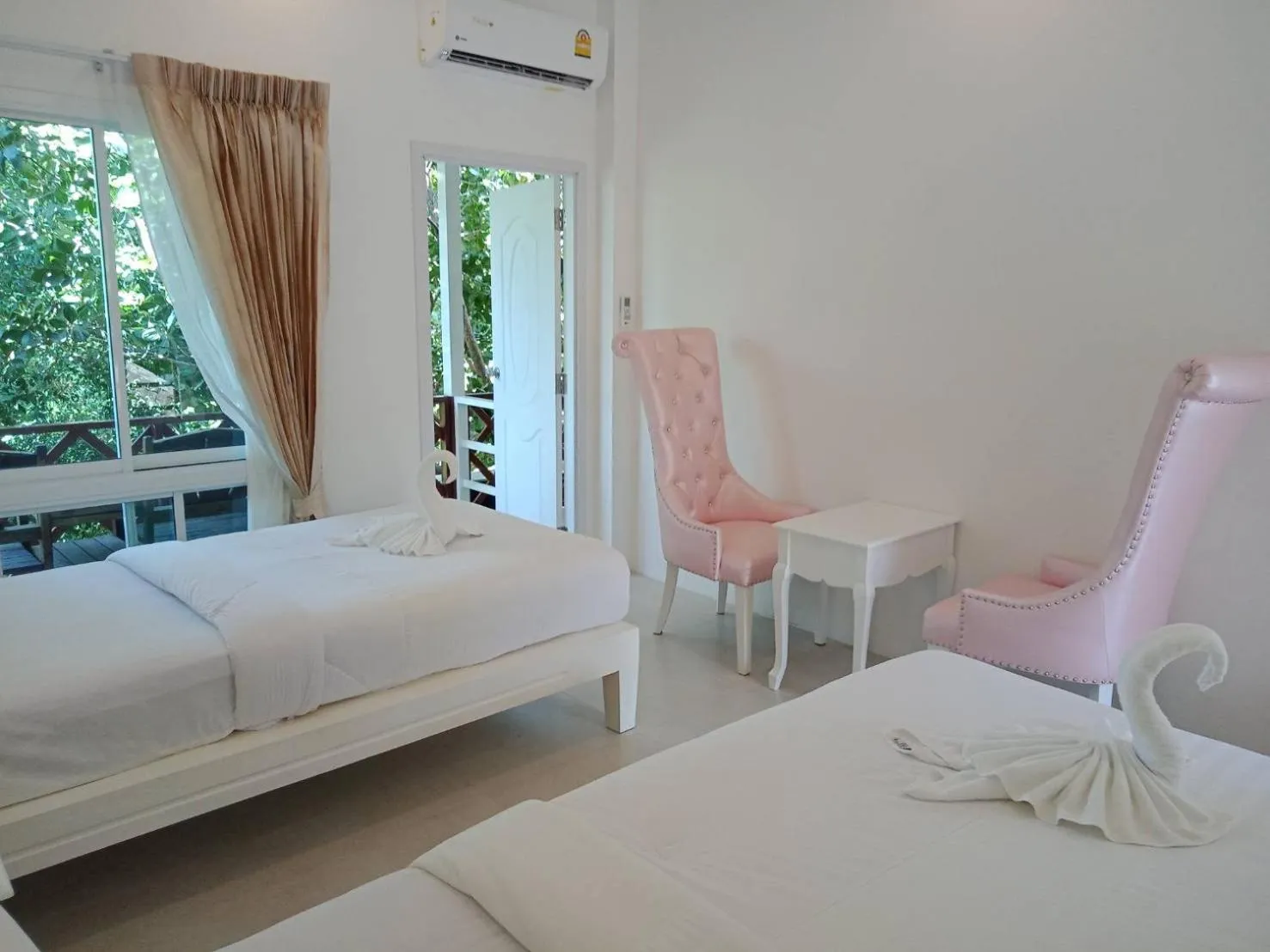 Bedroom, Bed in Koh Tao Coral Grand Resort