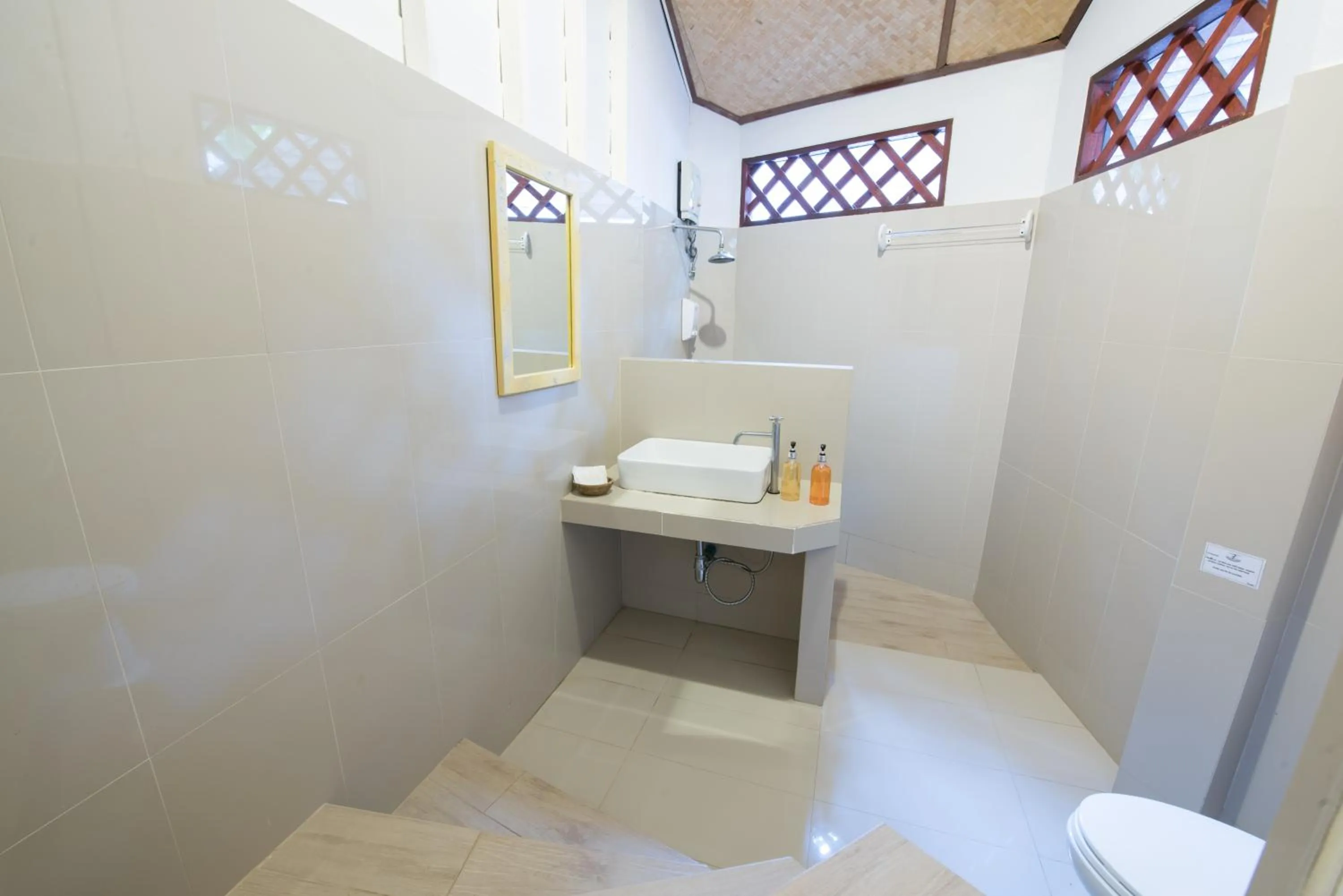 Bathroom in Koh Tao Coral Grand Resort