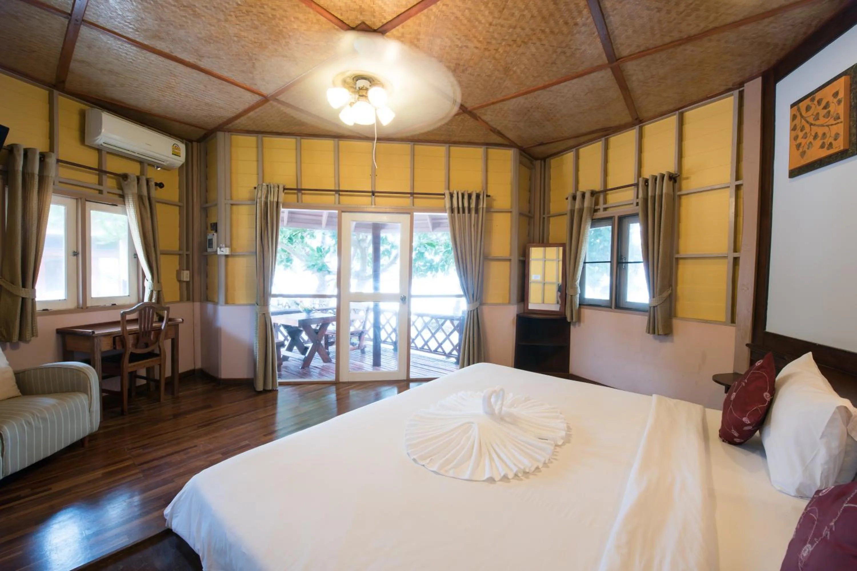 Bedroom, Bed in Koh Tao Coral Grand Resort